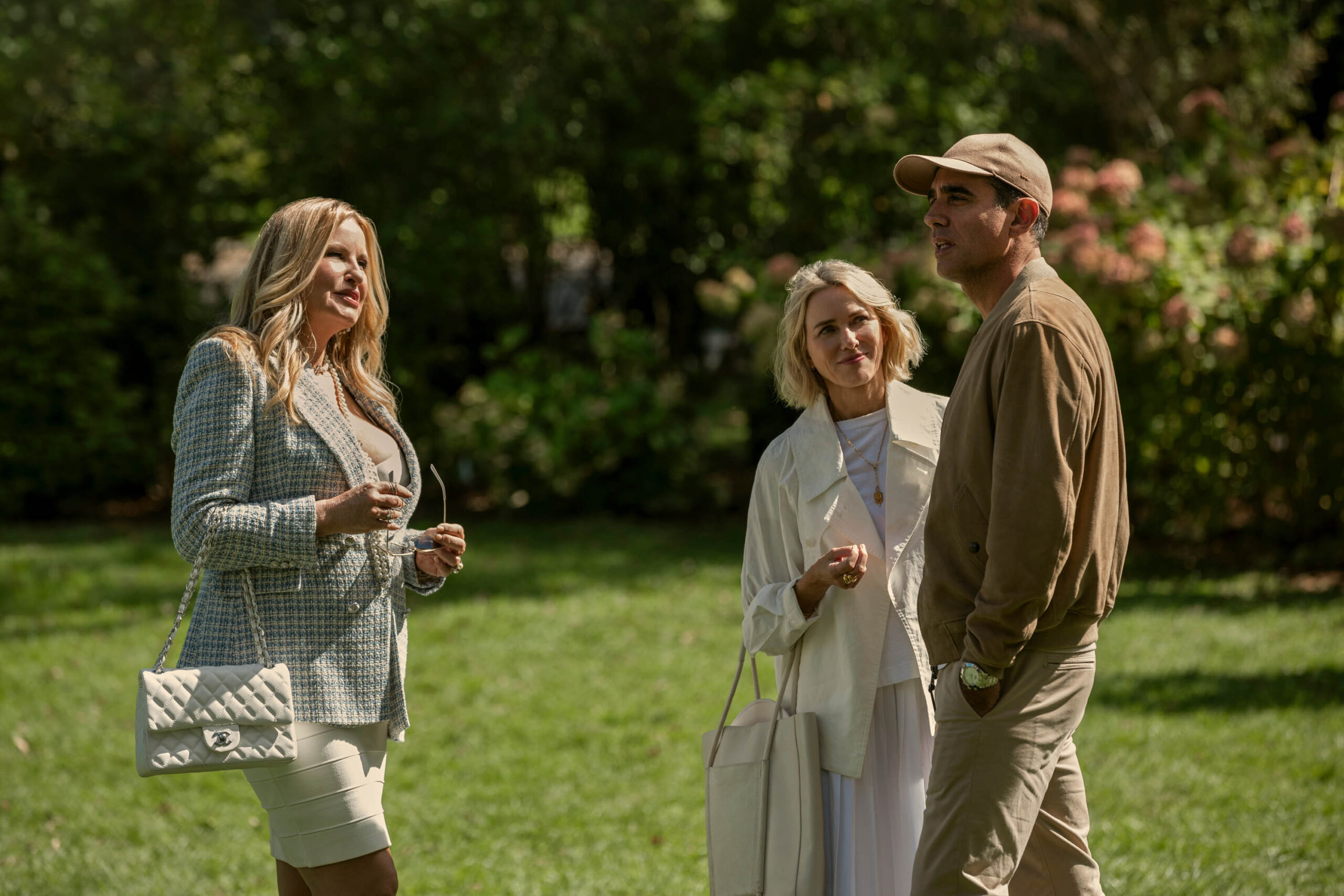 Jennifer Coolidge come Karen Calhoun, Naomi Watts come Nora Brannock, Bobby Cannavale come Dean Brannock in The Watcher 1x01 [credit: Eric Liebowitz/Netflix; Copyright 2022 Netflix, Inc; courtesy of Netflix]