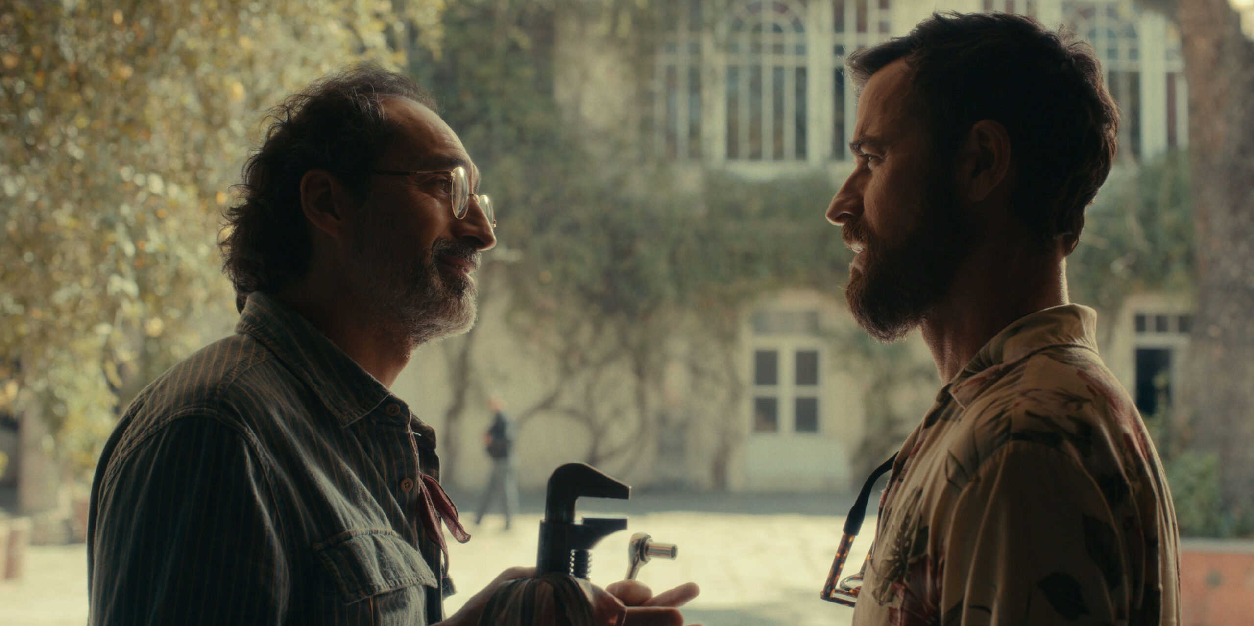 Bruno Bichir e Justin Theroux in The Mosquito Coast 1x04 [credit: courtesy of Apple]