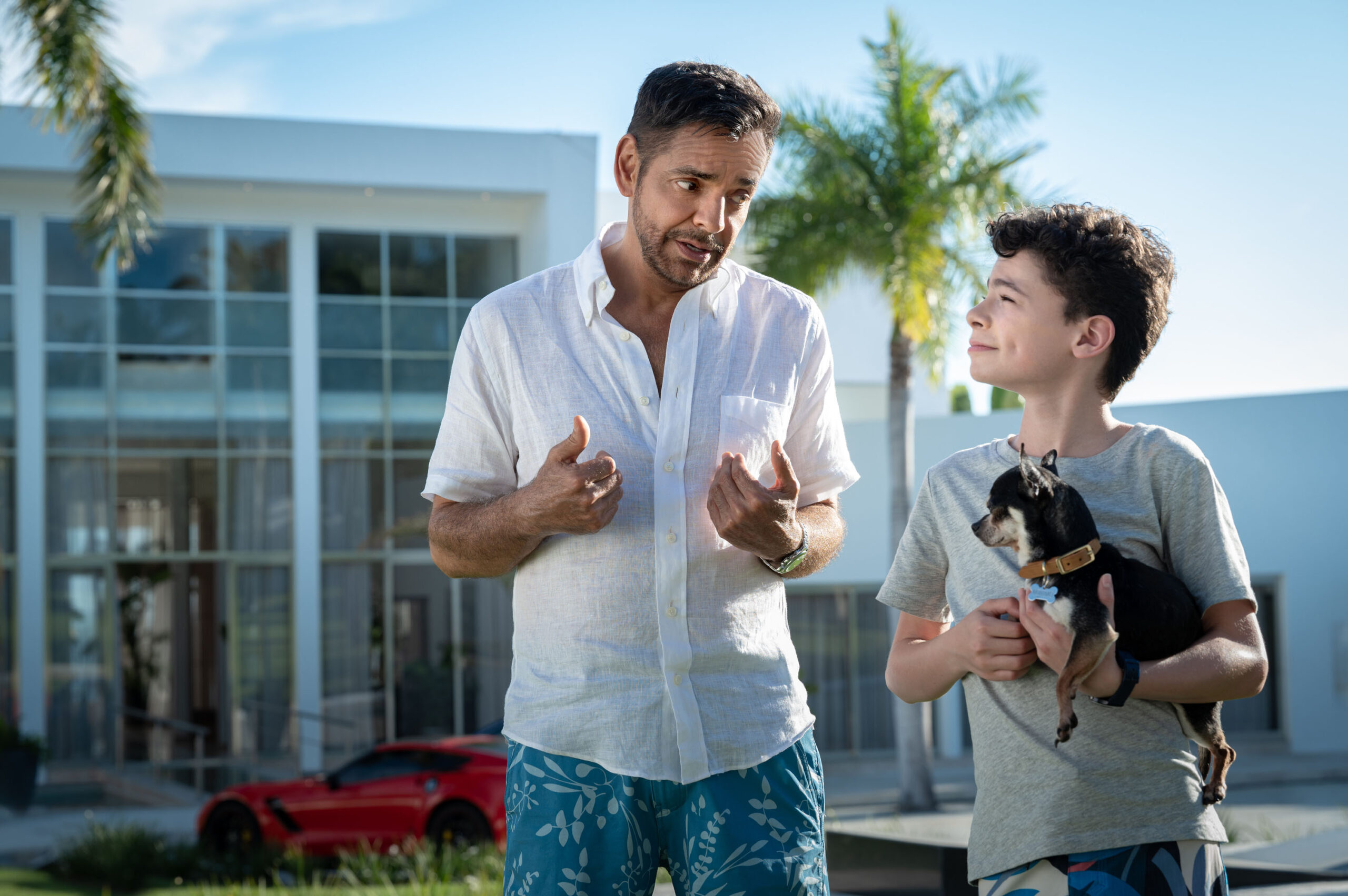 Eugenio Derbez e Raphael Alejandro in Acapulco 1x07 [credit: Cate Cameron; courtesy of Apple]