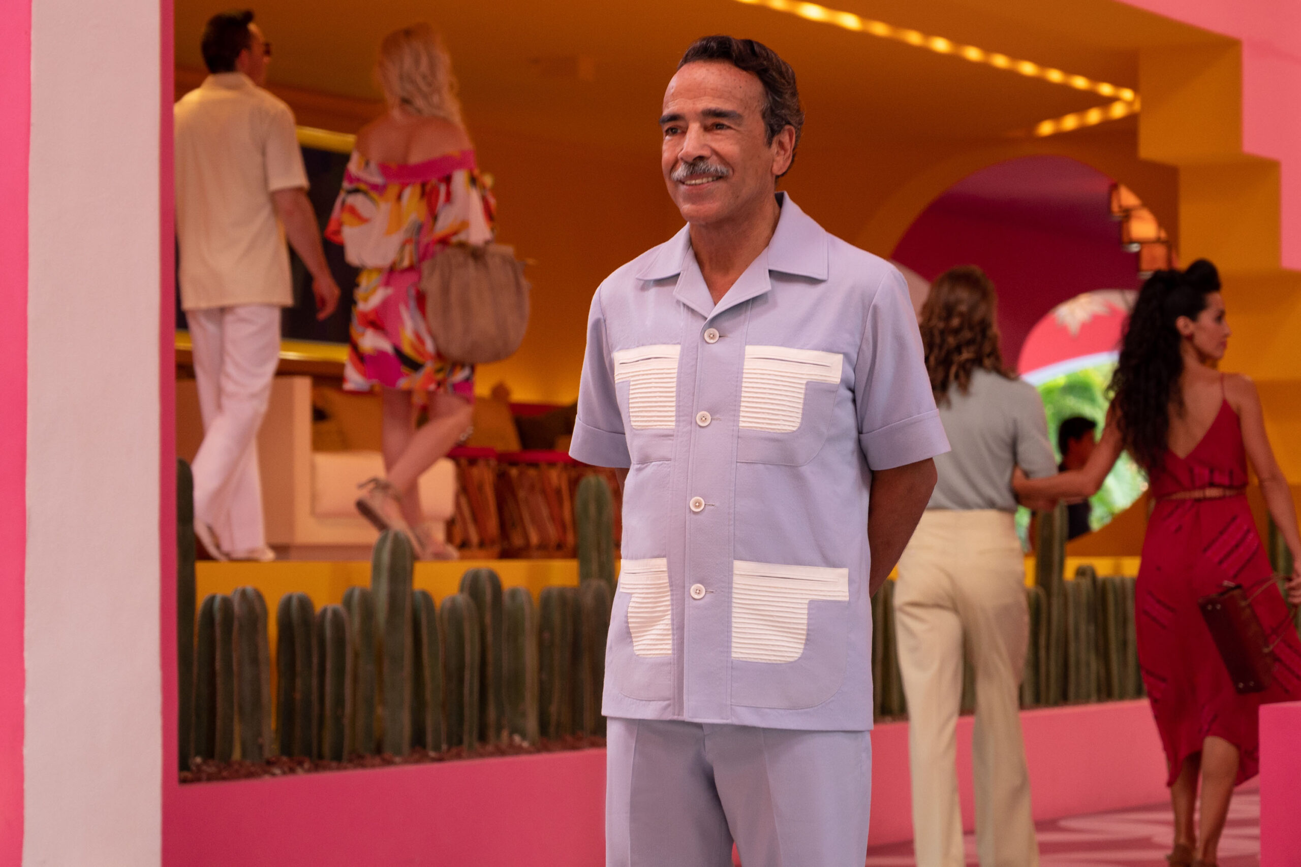 Damián Alcázar in Acapulco 1x08 [credit: Cate Cameron; courtesy of Apple]