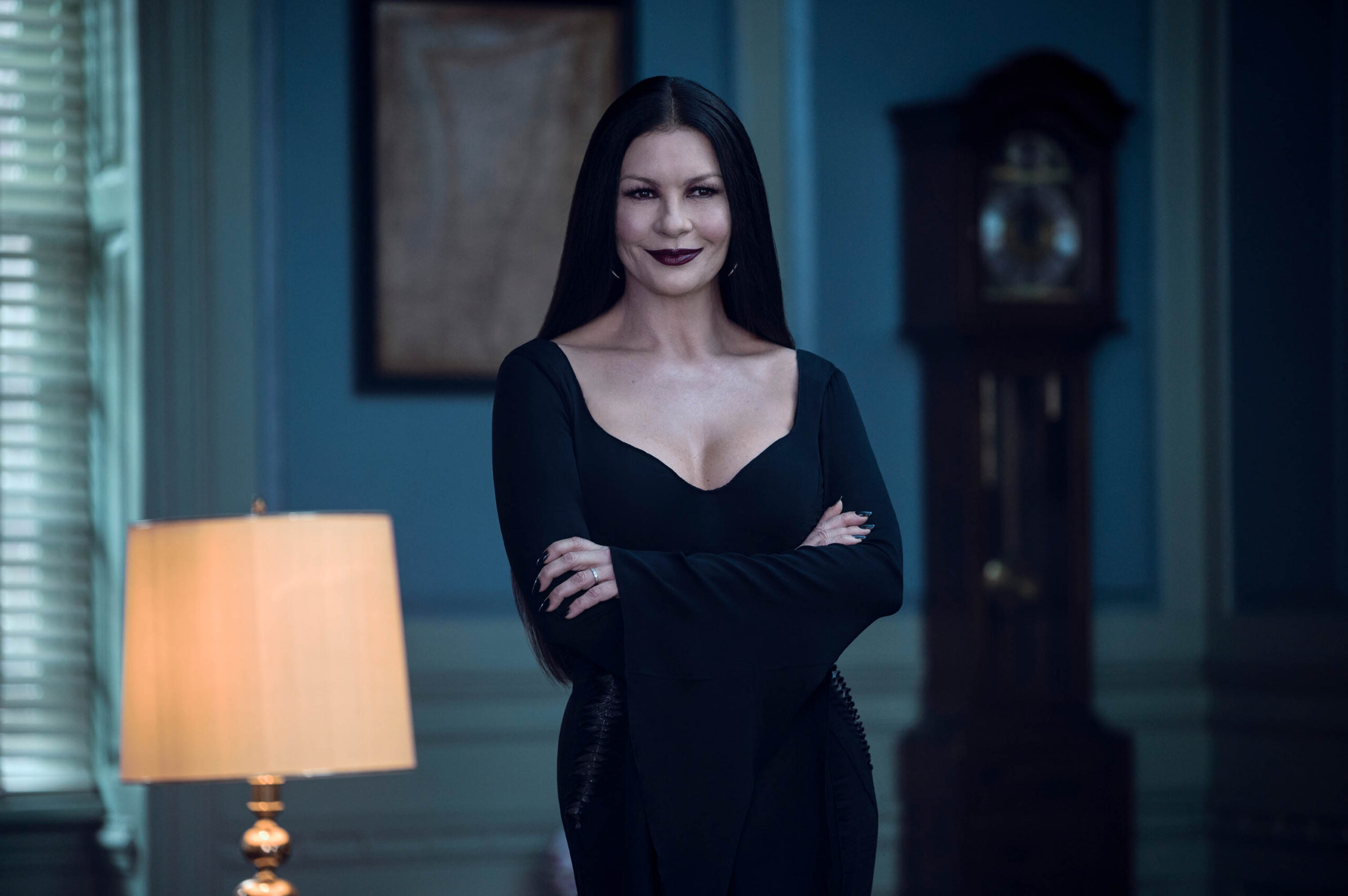 Catherine Zeta-Jones come Morticia Adams in Mercoledì 1x05 [credit: Vlad Cioplea/Netflix; Copyright 2022 Netflix, Inc; courtesy of Netflix]