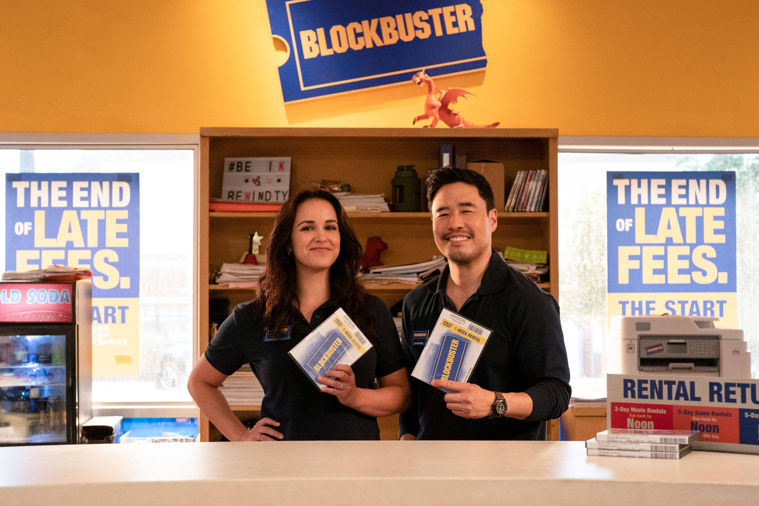 Melissa Fumero come Eliza, Randall Park come Timmy in Blockbuster 1x07 [tag: Melissa Fumero, Randall Park] [credit: Ricardo Hubbs/Netflix; Copyright 2022 Netflix Inc, courtesy of Netflix]