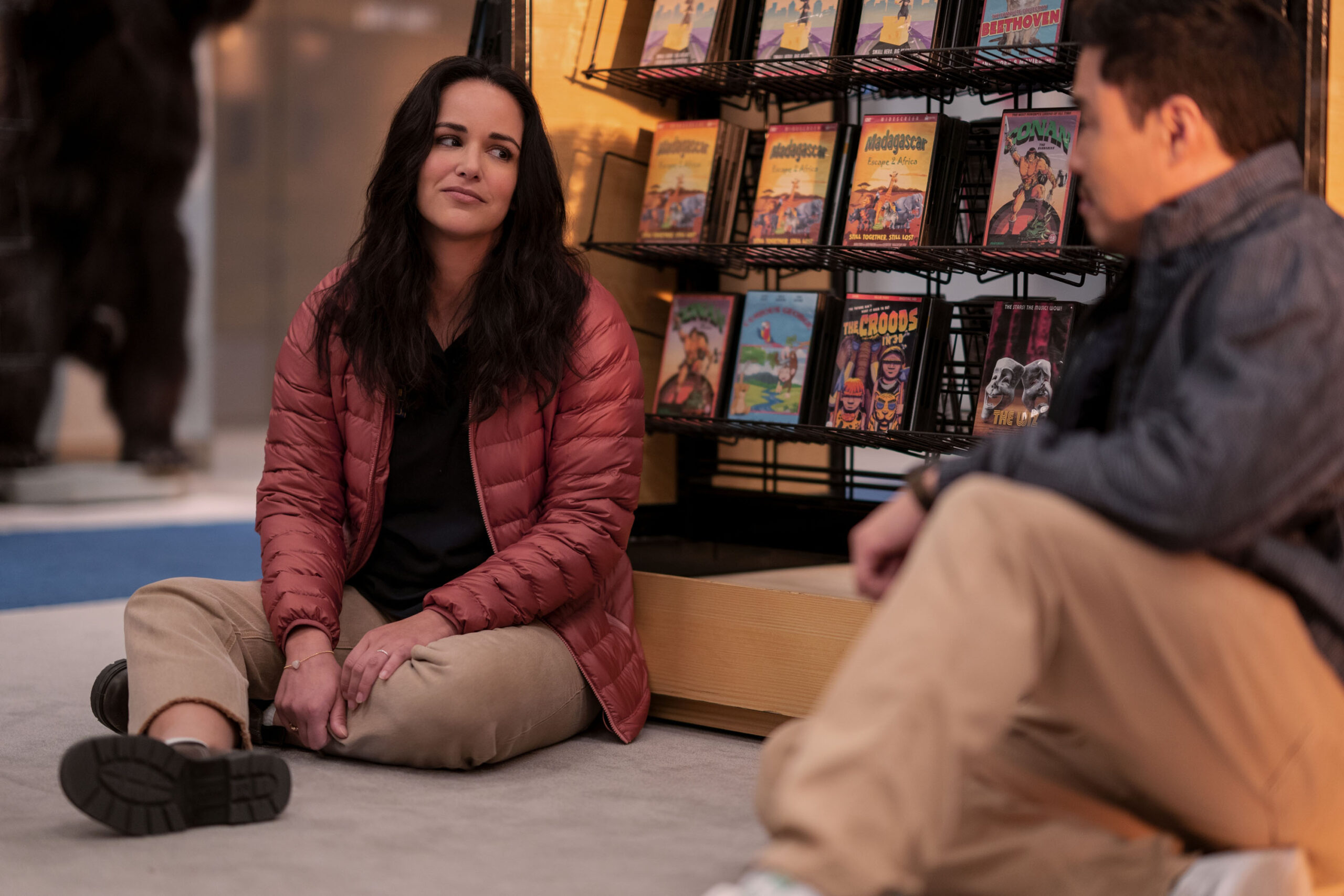 Melissa Fumero come Eliza, Randall Park come Timmy in Blockbuster 1x08 [credit: Ricardo Hubbs/Netflix; Copyright 2022 Netflix Inc, courtesy of Netflix]