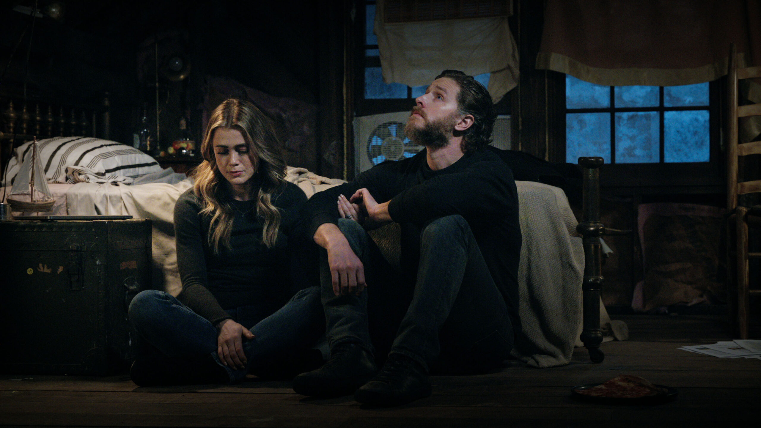 Melissa Roxburgh come Michaela Stone e Josh Dallas come Ben Stone in Manifest 4x03 [credit: Copyright 2022 Netflix; courtesy of Netflix]