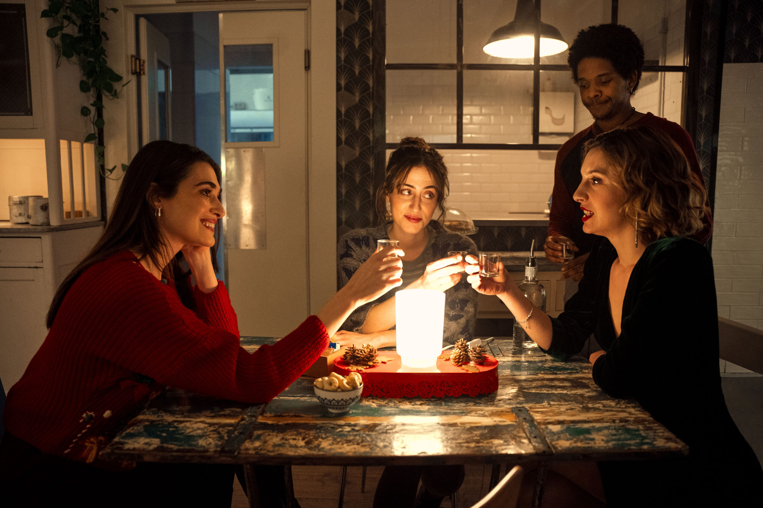 (S-D) Pilar Fogliati come Gianna, Cecilia Bertozzi come Caterina, Beatrice Arnera come Titti, Marcos Piacentini come Thomas in Odio il Natale 1x03 [credit: Erika Kuenka/Netflix; Copyright 2022 Netflix, Inc; courtesy of Netflix]