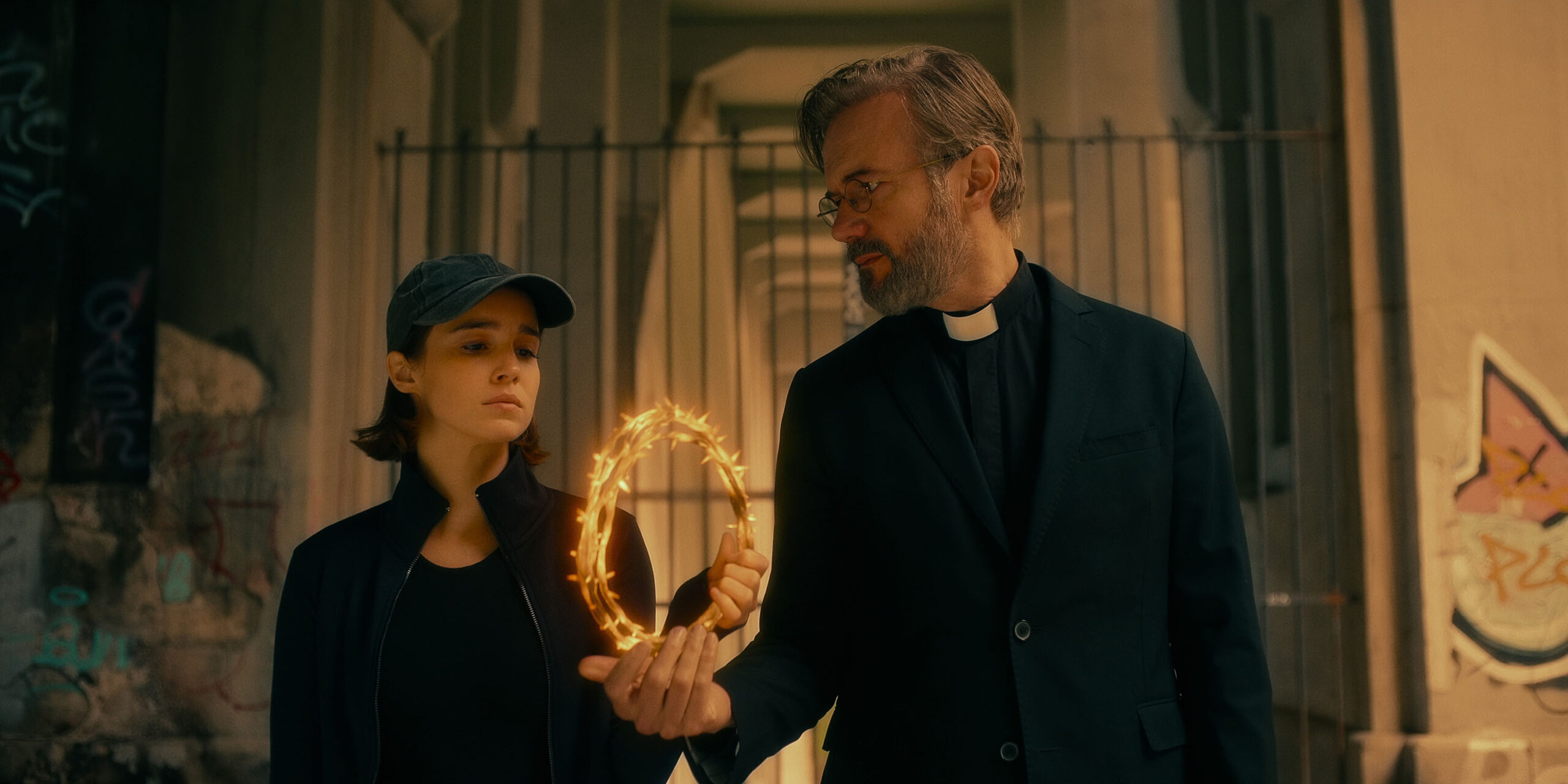 Alba Baptista come Ava Silva, Tristán Ulloa come Father Vincent in Warrior Nun 2x07 [credit: Copyright 2022 Netflix, Inc; courtesy of Netflix]