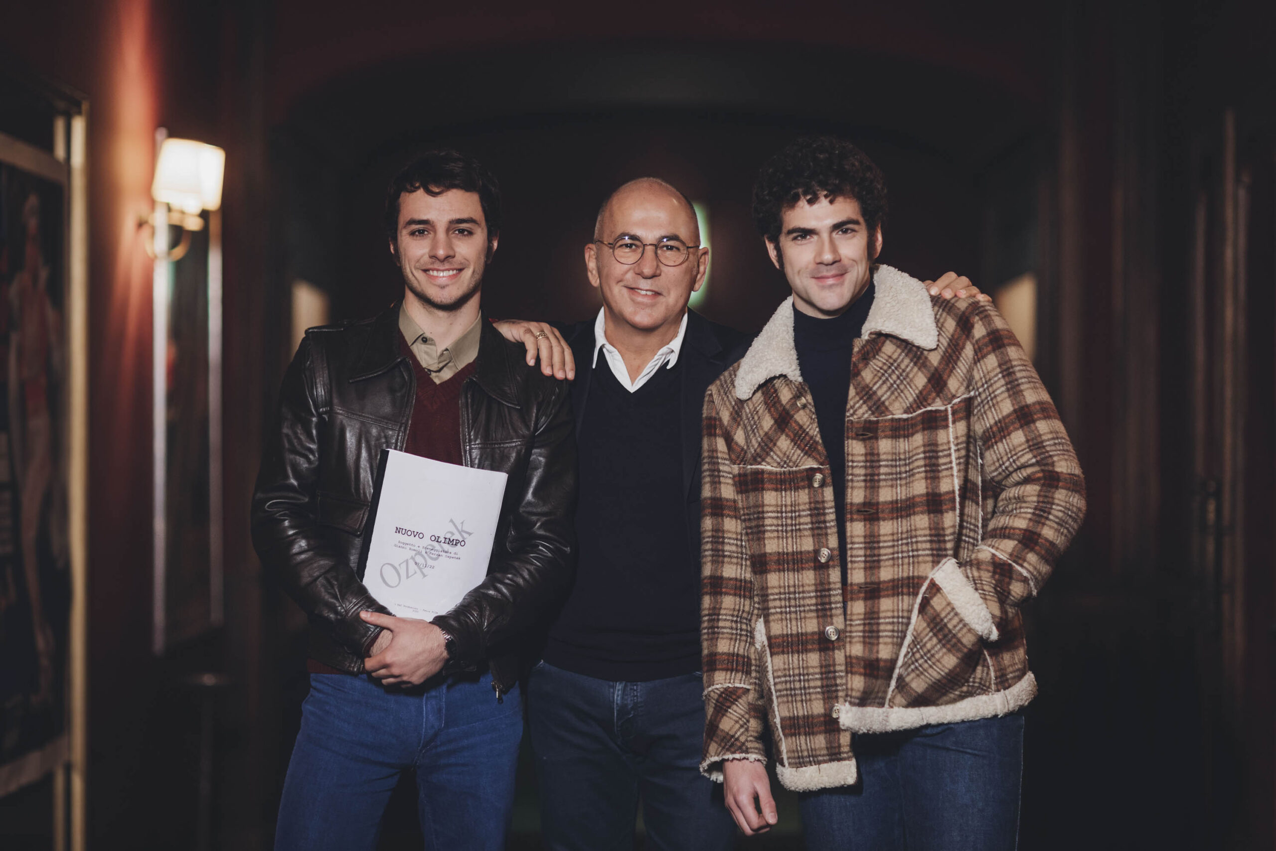 Il regista Ferzan Ozpetek e i due protagonisti Damiano Gavino (sinistra) e Andrea Di Luigi (destra) - Nuovo Olimpo [credit: foto di Virginia Bettoja / Netflix]