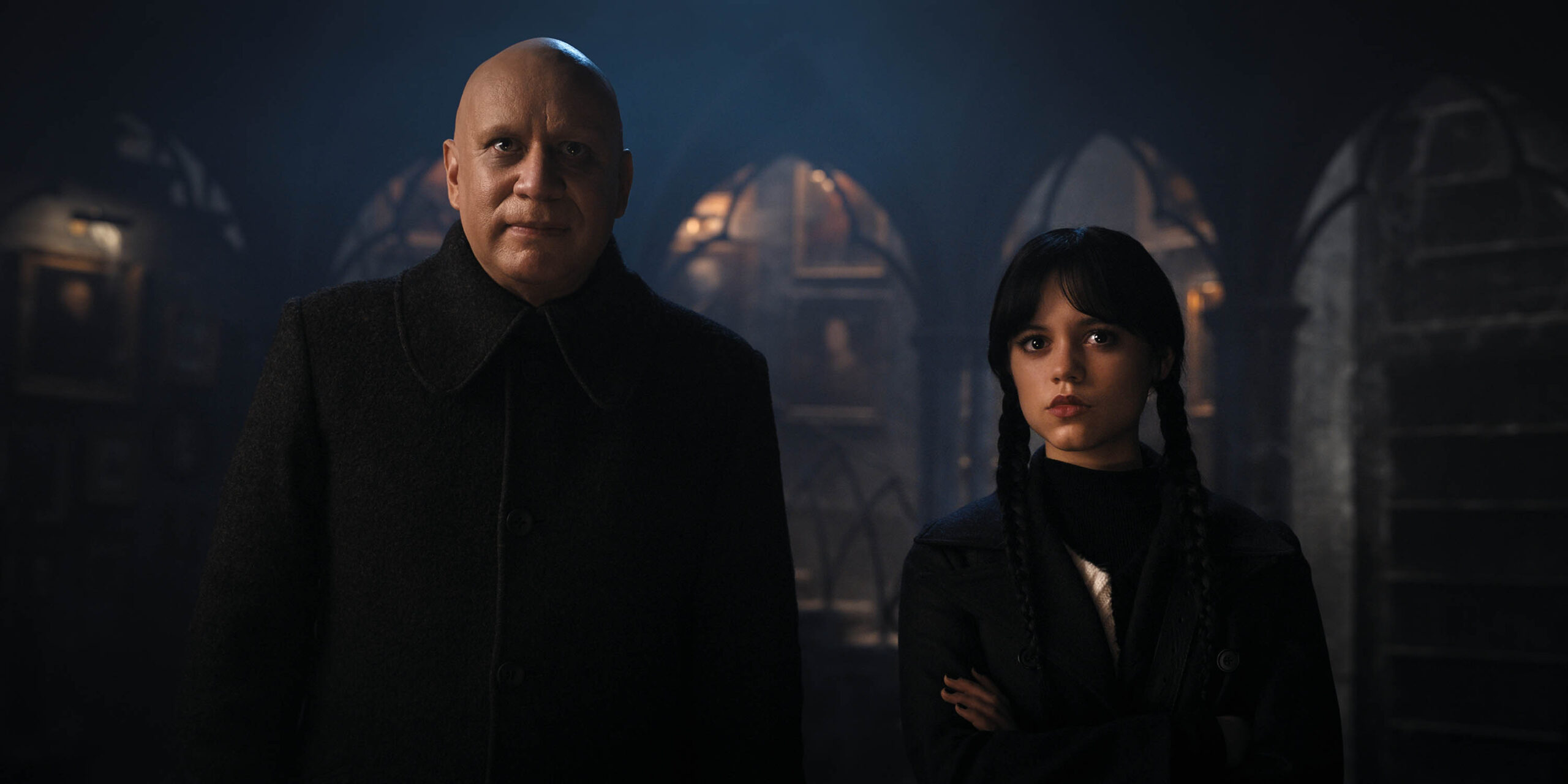 Fred Armisen come Uncle Fester, Jenna Ortega come Wednesday Addams in Mercoledì 1x07 [credit: Vlad Cioplea/Netflix; Copyright 2022 Netflix, Inc; courtesy of Netflix]