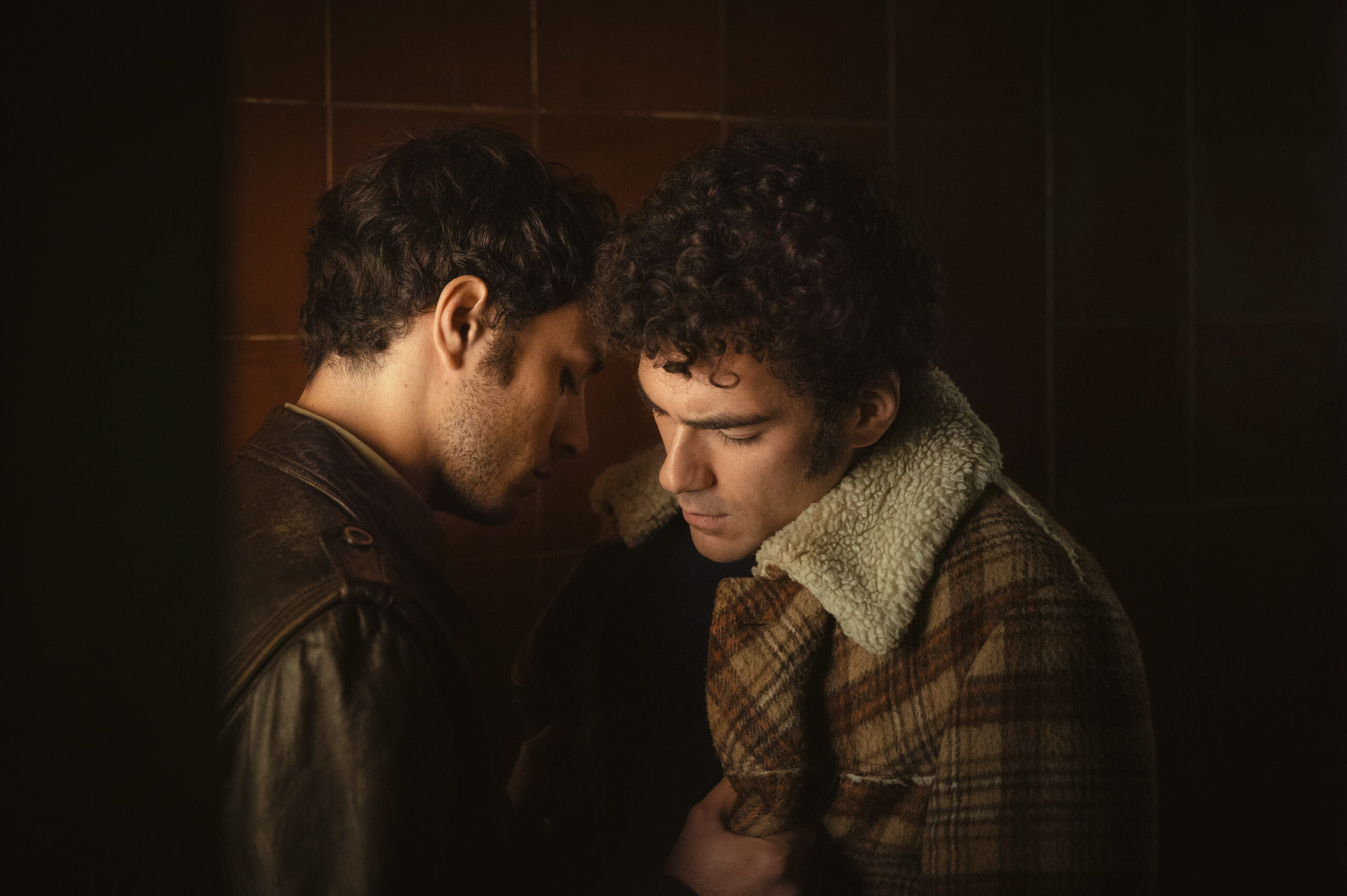 Damiano Gavino e Andrea Di Luigi in Nuovo Olimpo [tag: Damiano Gavino, Andrea Di Luigi] [credit: foto di Massimo Pellone - Netflix]