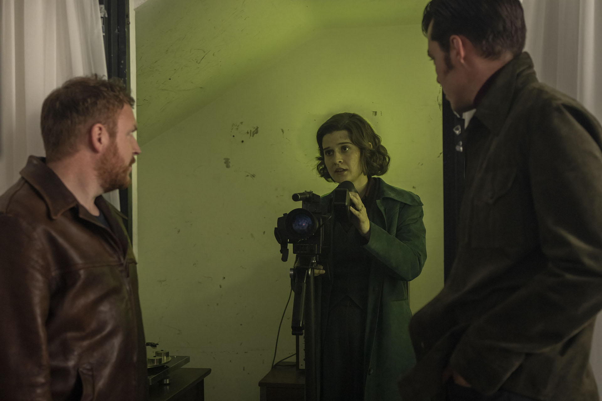 Ryan Fletcher, Emma Paetz, Jack Bannon in Pennyworth 3x02 [credit: foto di Colin Hutton/HBO Max; courtesy of WarnerMedia]