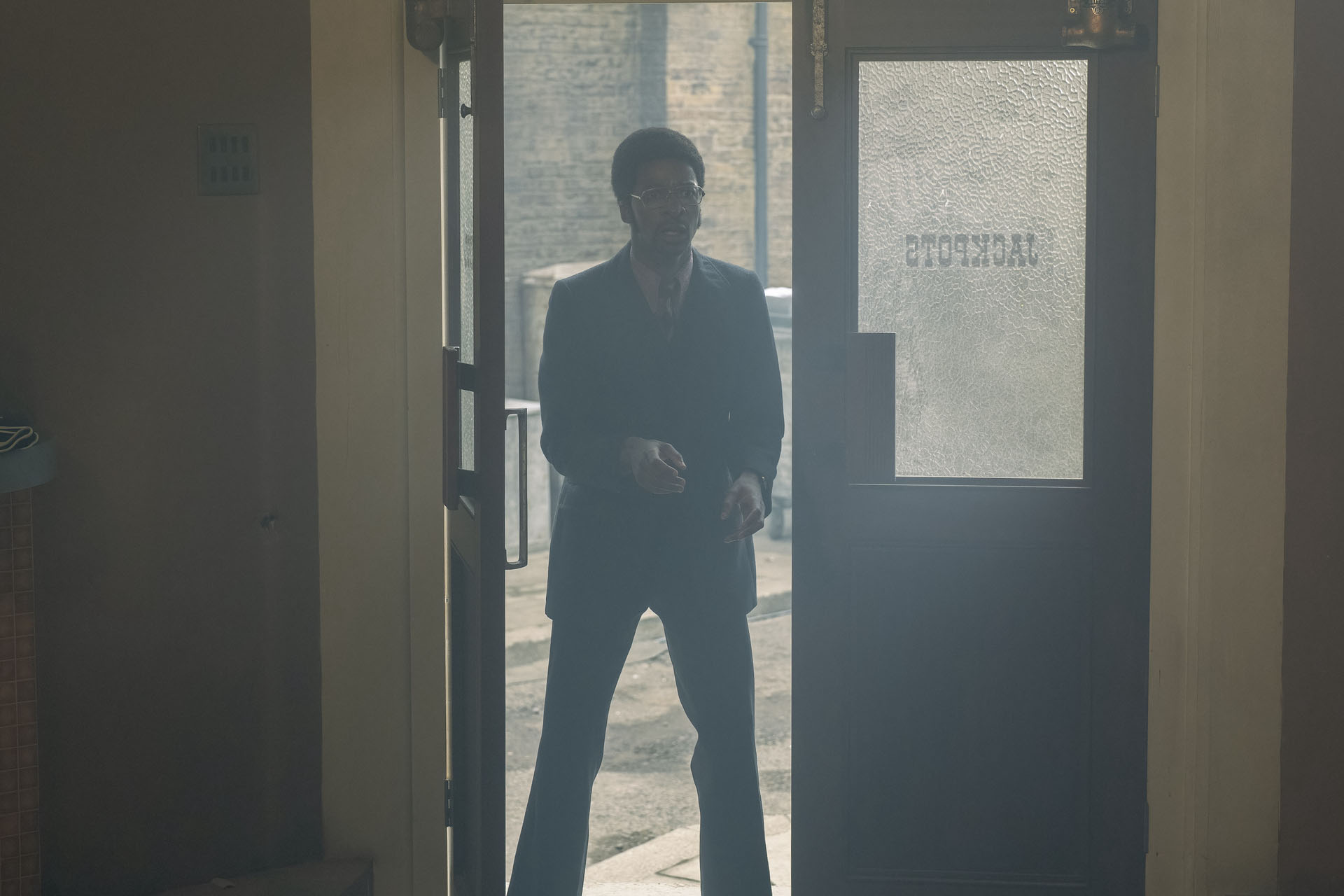 Simon Manyonda in Pennyworth 3x03 [credit: foto di Colin Hutton/HBO Max; courtesy of WarnerMedia]