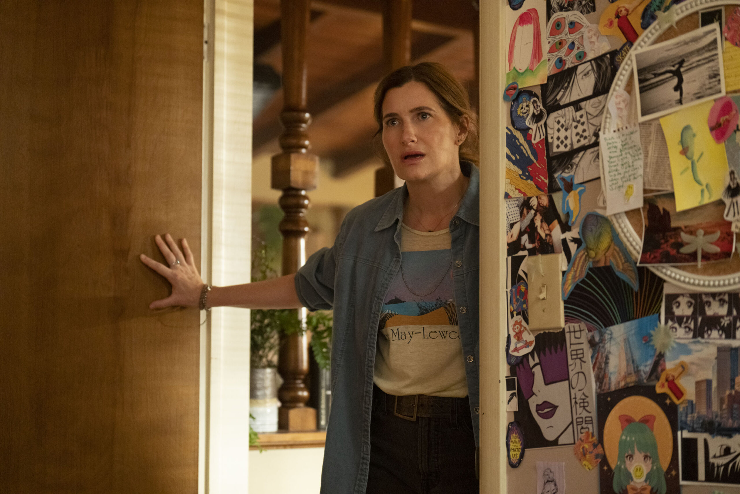 Clare (Kathryn Hahn) in Tiny Beautiful Things 1x02 [tag: Kathryn Hahn] [credit: foto di Elizabeth Morris/Hulu; Copyright 2022 Hulu; courtesy of Disney]