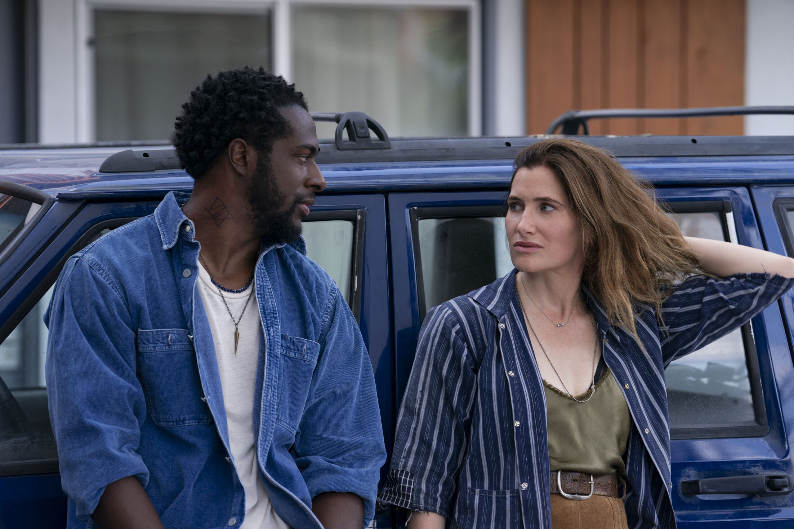 Danny Kincade (Quentin Plair) e Clare (Kathryn Hahn) in Tiny Beautiful Things 1x06 [tag: Quentin Plair, Kathryn Hahn] [credit: foto di Jessica Brooks/Hulu; Copyright 2022 Hulu; courtesy of Disney]