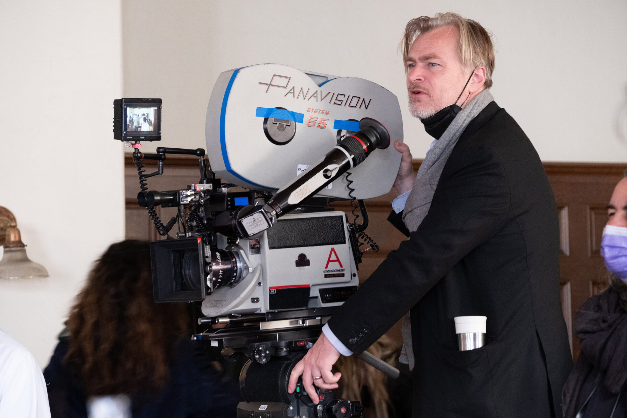 Christopher Nolan sul set del suo film Oppenheimer [credit: Melinda Sue Gordon/Universal Pictures]