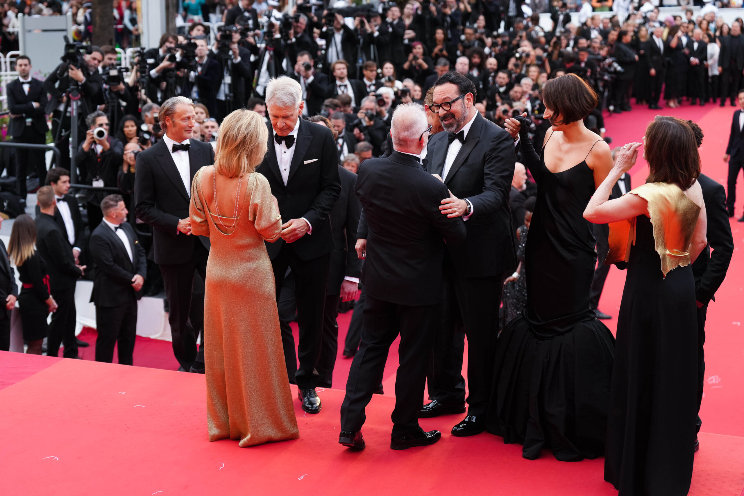 Harrison Ford, James Mangold e Phoebe Waller-Bridge alla anteprima mondiale del film Indiana Jones e il Quadrante del Destino al Festival di Cannes 76 il 18 maggio 2023 [tag: Harrison Ford, James Mangold, Phoebe Waller-Bridge] [credit: Serge Arnal; courtesy of Disney]