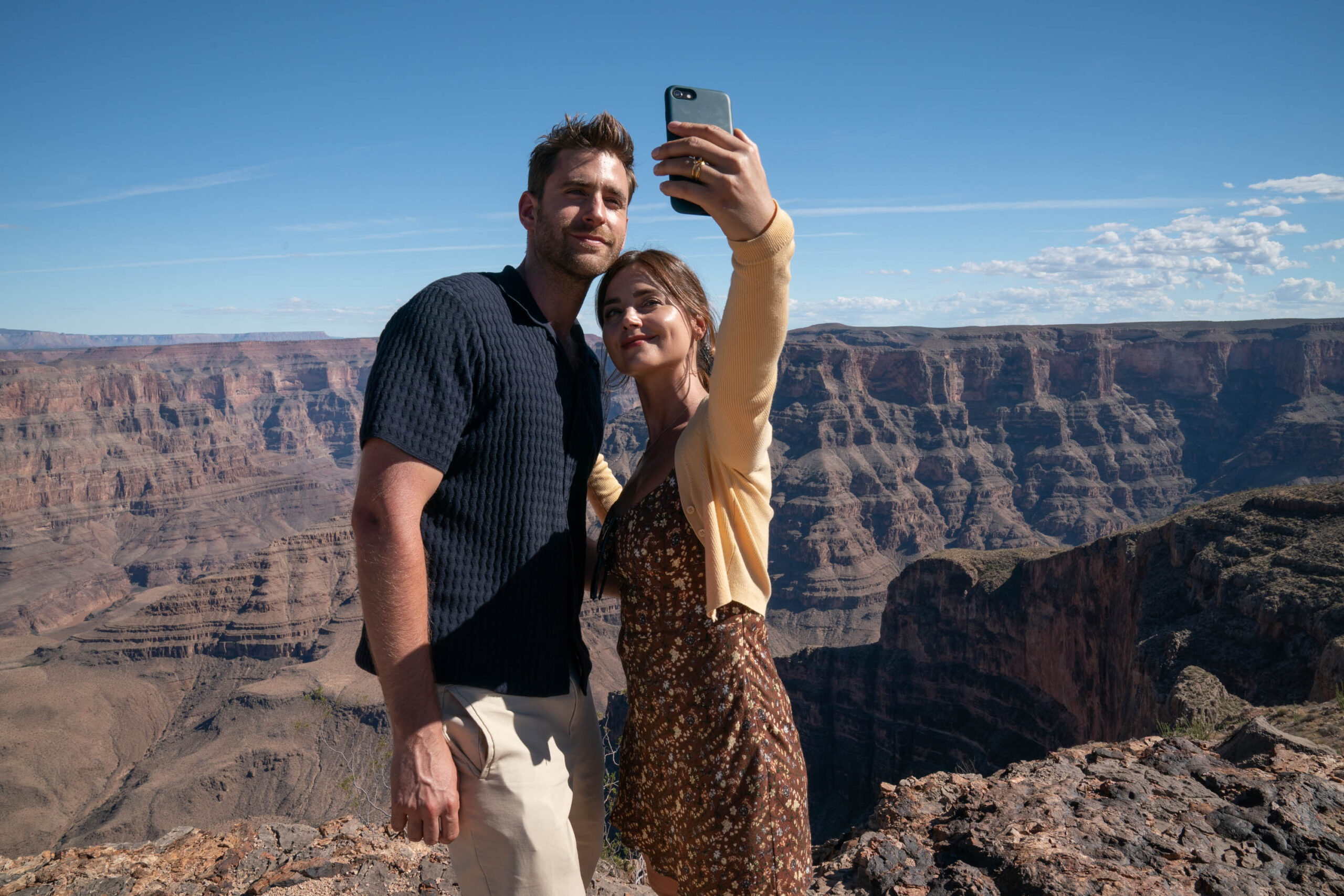 Oliver Jackson-Cohen come Will Taylor e Jenna Coleman come Liv Taylor in Wilderness [tag: Oliver Jackson-Cohen, Jenna Coleman] [credit: Stefania Rosini/Prime Video UK]