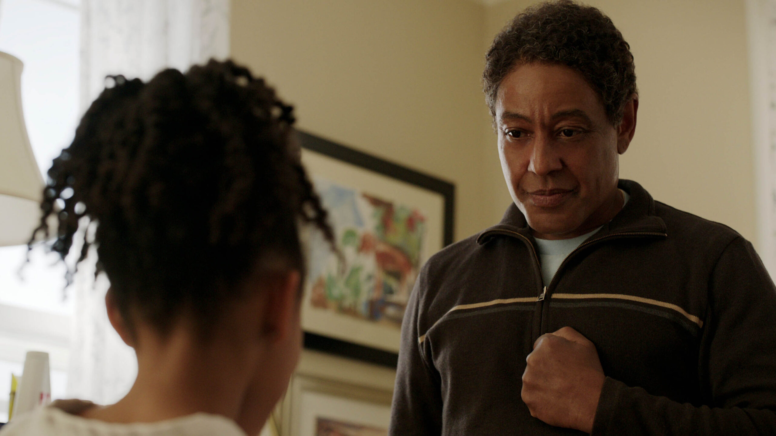 Austin Elle Fisher come Hannah Vernon, Giancarlo Esposito come Leo Pap in Caleidoscopio 'Violet' [credit: Copyright 2022 Netflix, Inc; courtesy of Netflix]