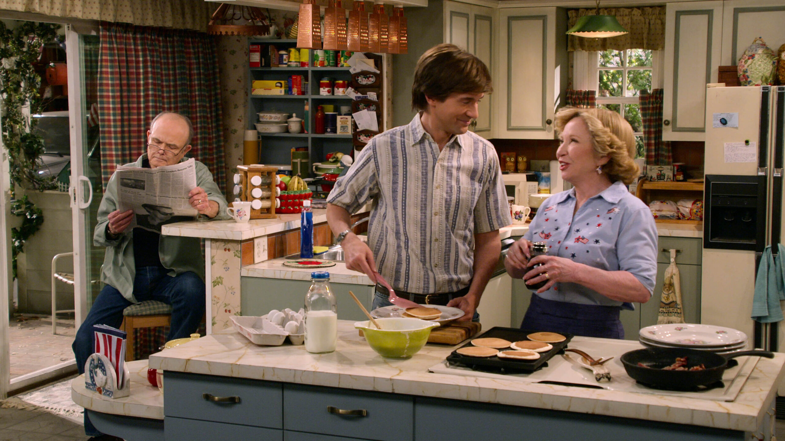 (S-D) Kurtwood Smith come Red Forman, Topher Grace come Eric Forman, Debra Jo Rupp come Kitty Forman in That '90s Show 1x01 [credit: Copyright 2022 Netflix, Inc; courtesy of Netflix]