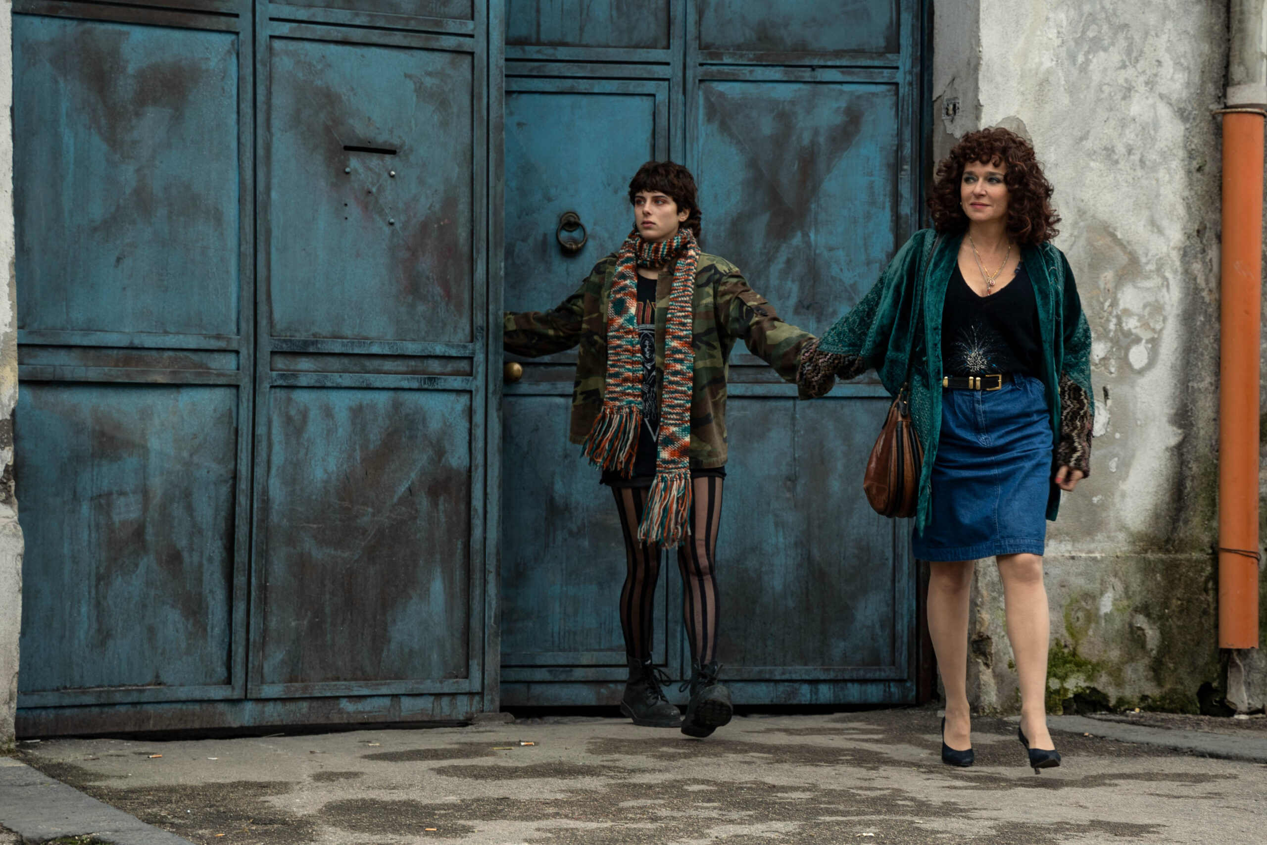 (S-D) Giordana Marengo come Giovanna, Valeria Golino come Vittoria in La Vita Bugiarda degli Adulti 1x04 [credit: Eduardo Castaldo/Netflix; Copyright 2022 Netflix, Inc; courtesy of Netflix]