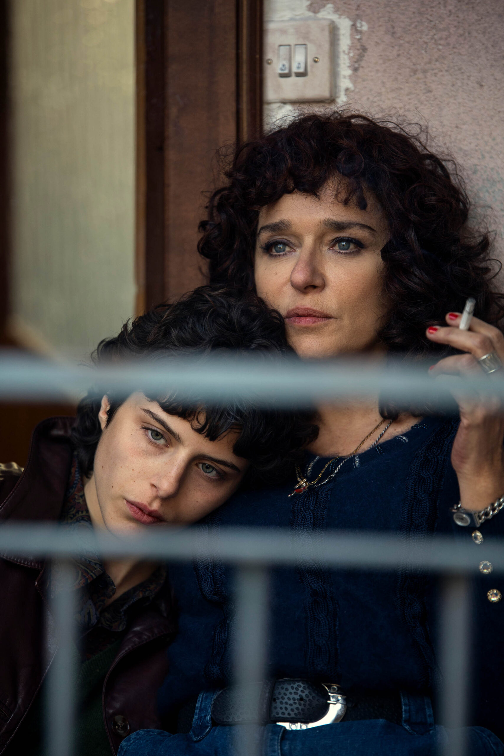 (S-D) Giordana Marengo come Giovanna, Valeria Golino come Vittoria in La Vita Bugiarda degli Adulti 1x06 [tag: Giordana Marengo, Valeria Golino] [credit: Eduardo Castaldo/Netflix; Copyright 2022 Netflix, Inc; courtesy of Netflix]