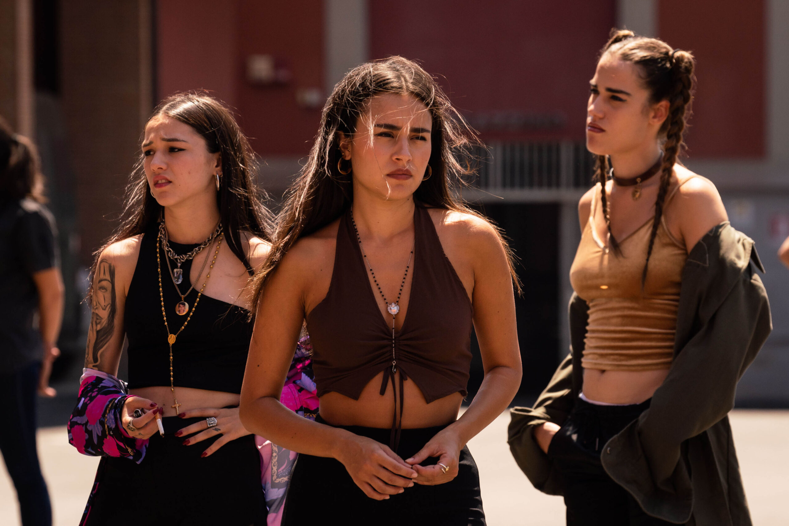 (S-D) Maria Esposito, Clotilde Esposito e Clara Soccini in Mare Fuori 3x07 - foto dal set [credit: foto di Sabrina Cirillo; courtesy of Rai Fiction]