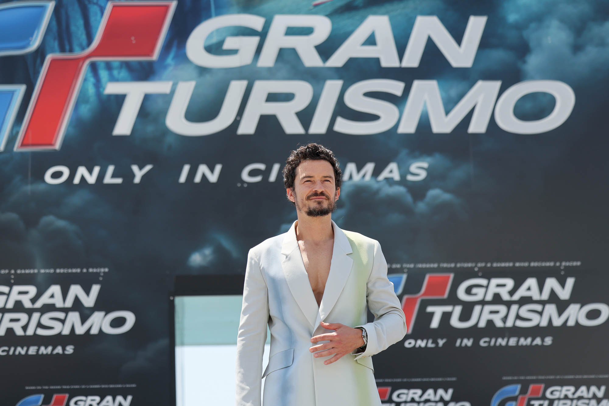 Orlando Bloom al Photo Call al Cannes Film Festival 2023 di Gran Turismo: Il Film [tag: Orlando Bloom] [credit: foto di Victor Boyko/Getty Images for Sony Pictures]