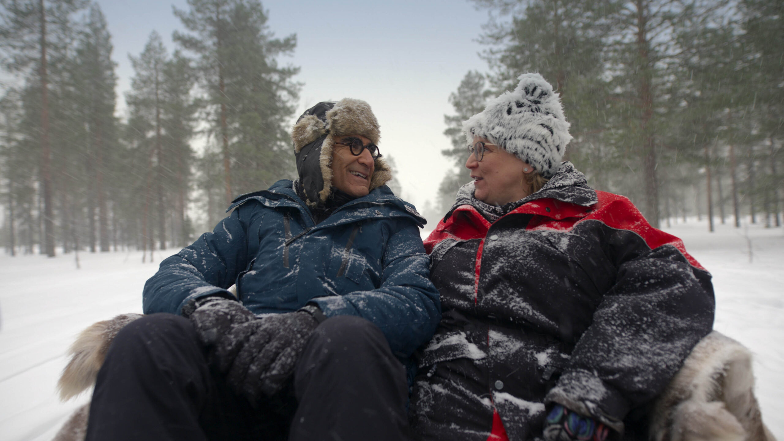 Eugene Levy con Kaisa Savolainen in In viaggio con Eugene Levy 1x01 [credit: courtesy of Apple]