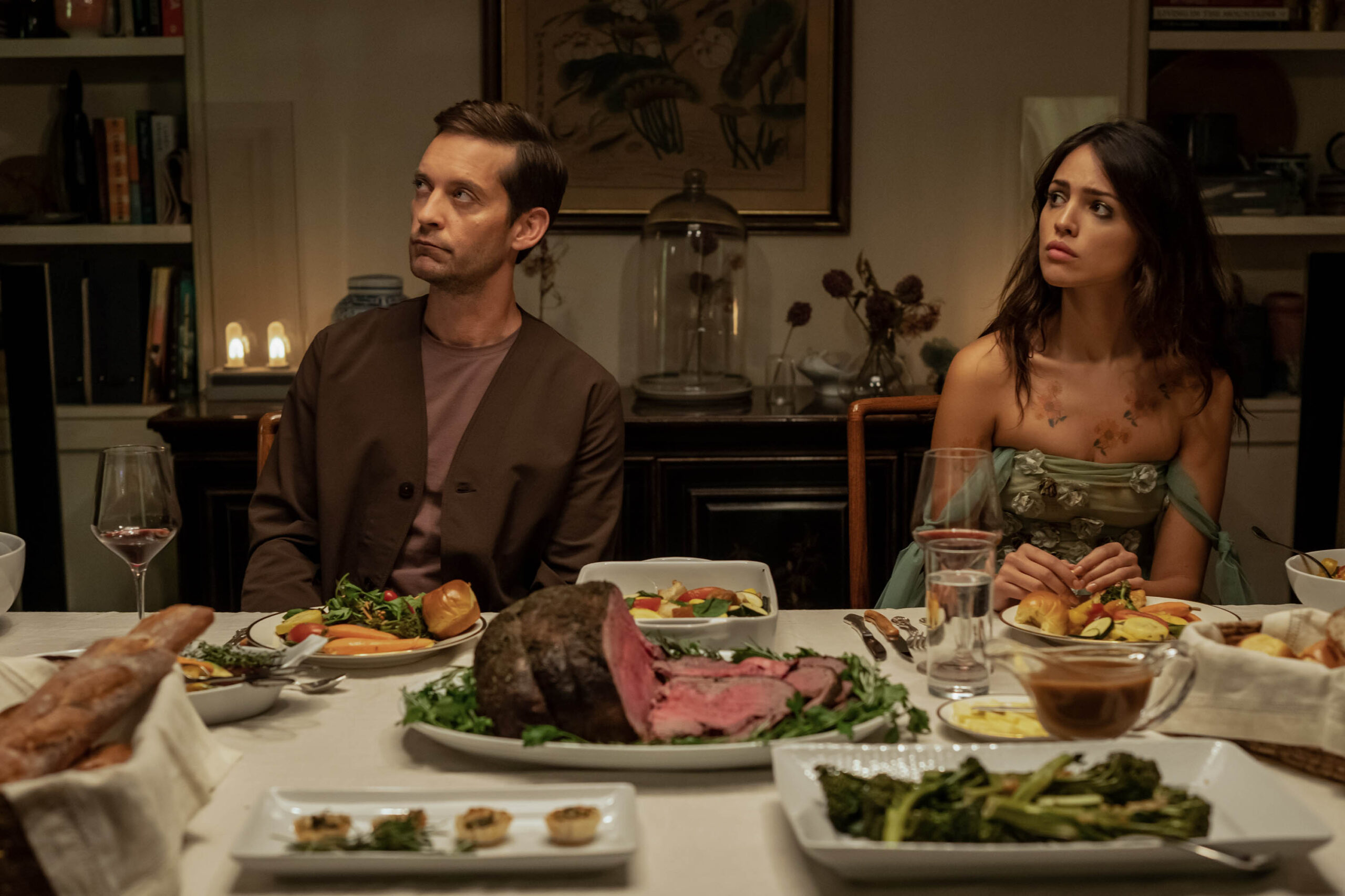 Eiza González e Tobey Maguire in Extrapolations 1x07 [credit: Zach Dilgard; courtesy of Apple]