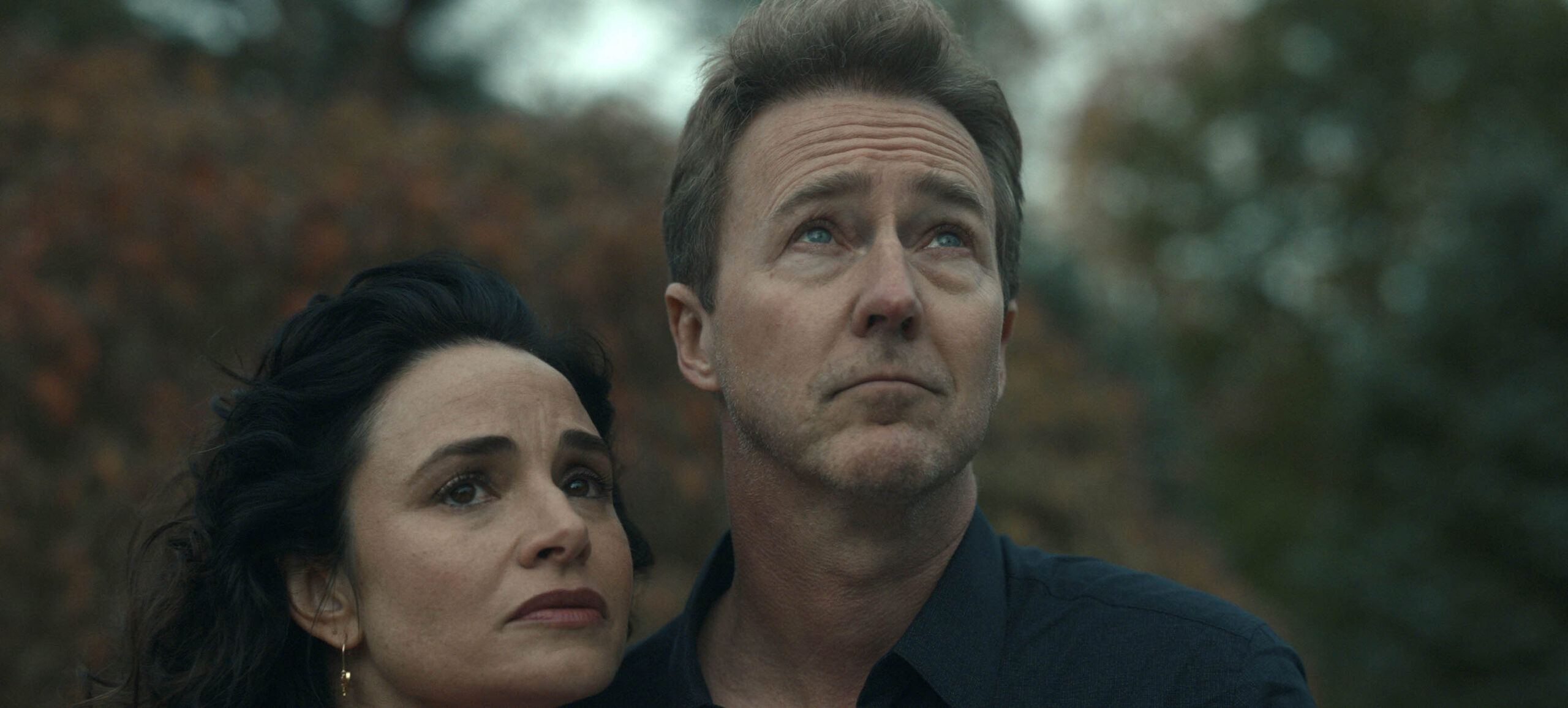 Edward Norton e Mia Maestro in Extrapolations 1x04 [credit: courtesy of Apple]