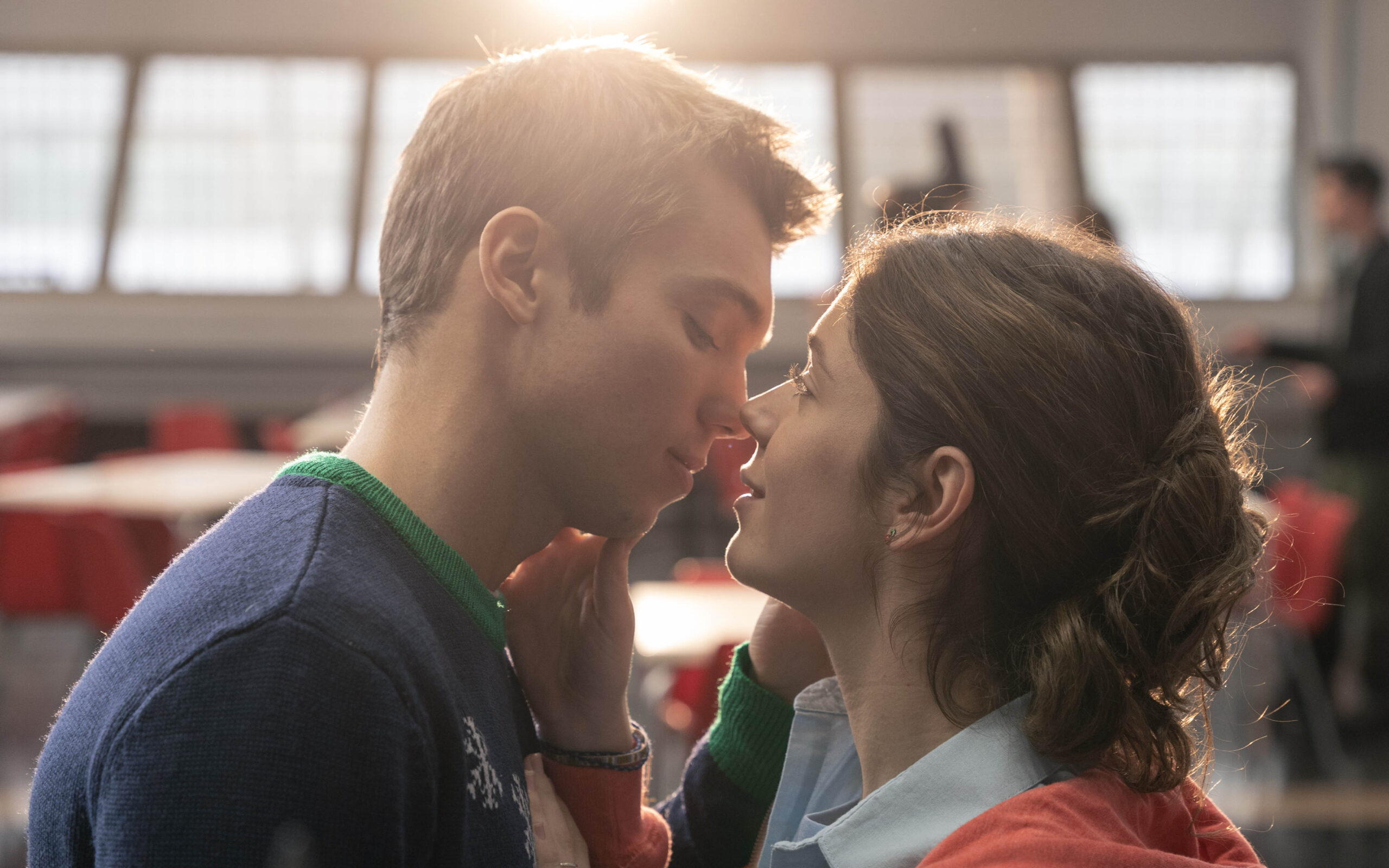 Francisco Masini come Julio, Georgina Amorós come Irene in Tutte le volte che ci siamo innamorati 1x04 [credit: Carla Oset/Netflix; Copyright 2022 Netflix; courtesy of Netflix]