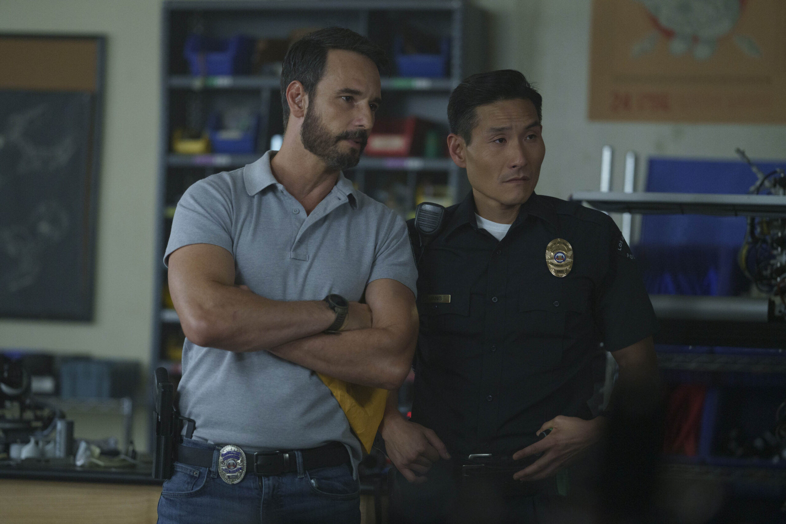 Rodrigo Santoro come Garrett Briggs e Lanny Joon come Ufficiale Jason Jang in Wolf Pack 1x05 [credit: Curtis Bonds Baker/Paramount Plus; Copyright 2022 MTVE All Rights Reserved]