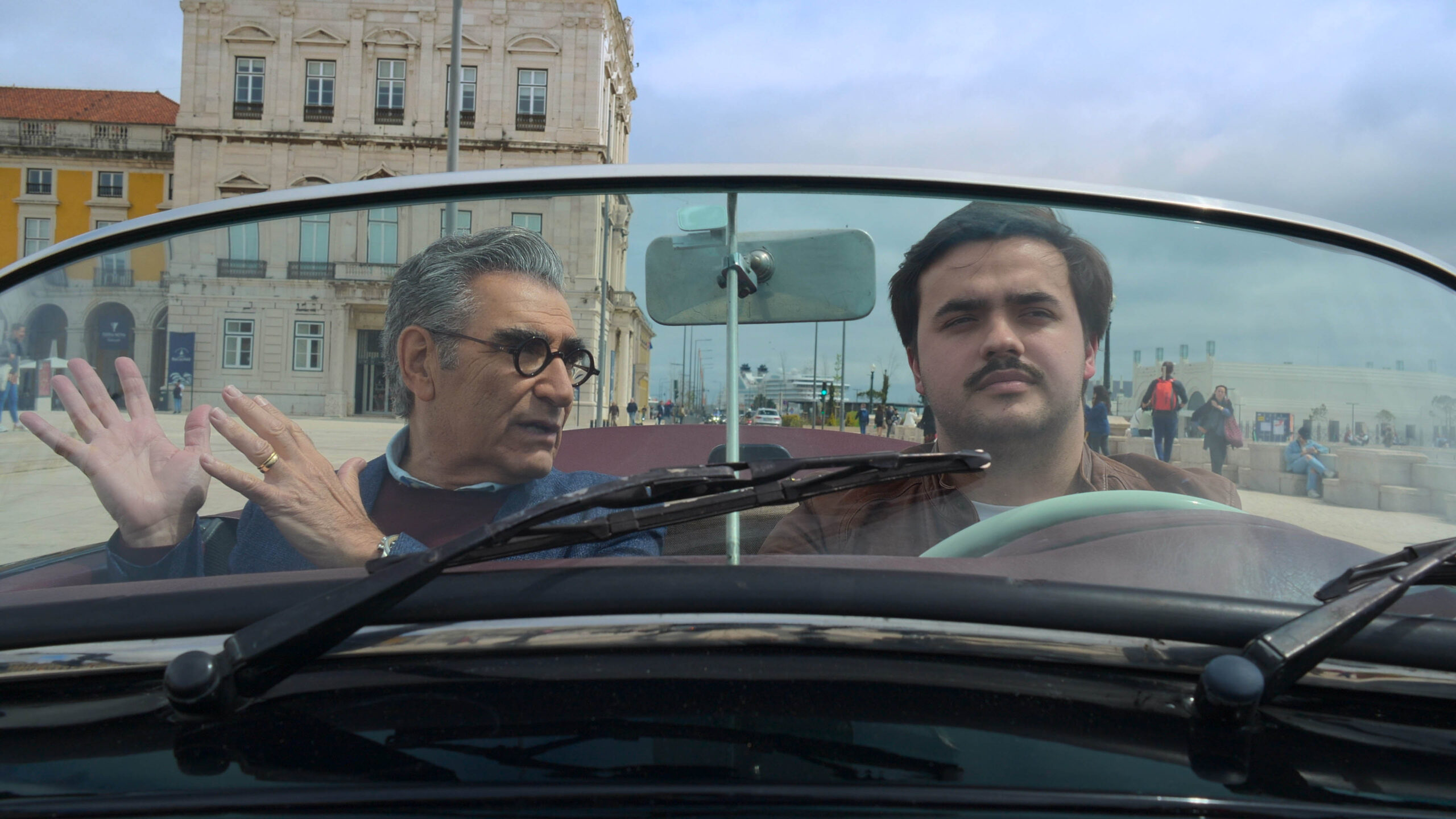 Eugene Levy incontra Bernardo Figueira in In viaggio con Eugene Levy 1x07 [credit: courtesy of Apple]