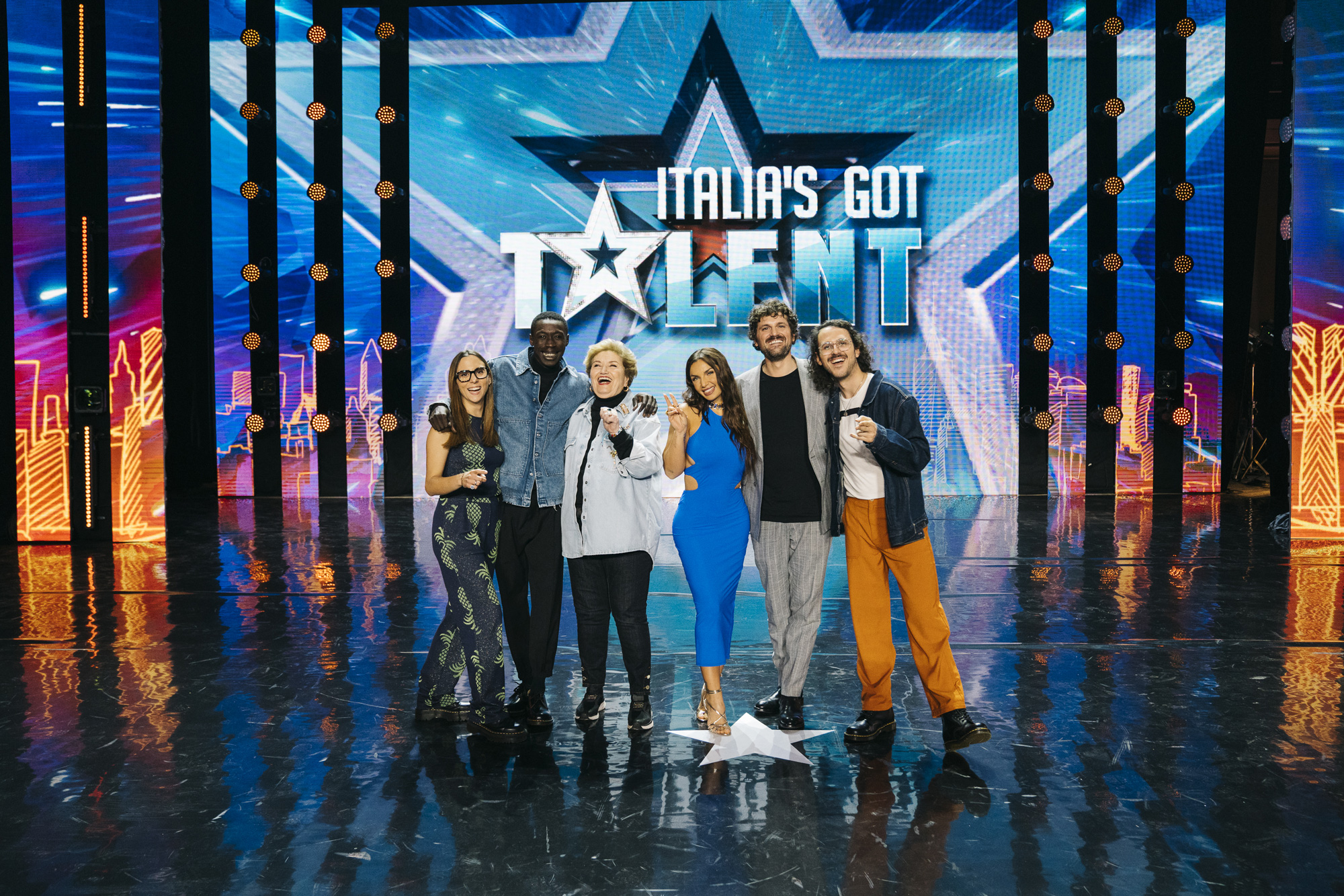 Foto dei giudici (Mara Maionchi, Frank Matano, Elettra Lamborghini e Khaby Lame) e dei conduttori (Aurora e Fru dei The Jackal) di Italia's Got Talent 2023 [credit: courtesy of Disney]