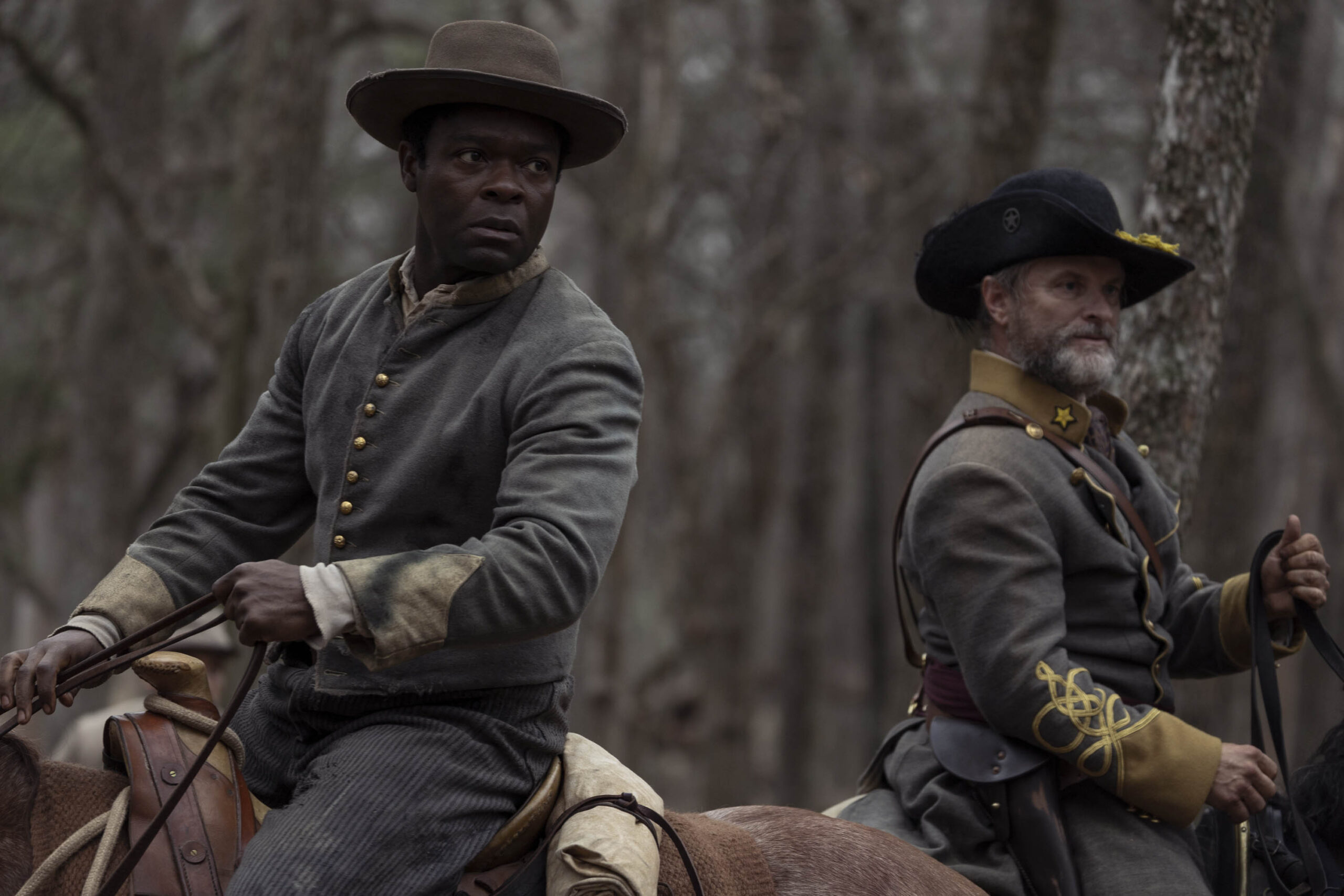 David Oyelewo come Bass Reeves e Shea Whigham come George Reeves in Lawmen: La Storia di Bass Reeves 1x01 [tag: David Oyelewo, Shea Whigham] [credit: Emerson Miller/Paramount+]