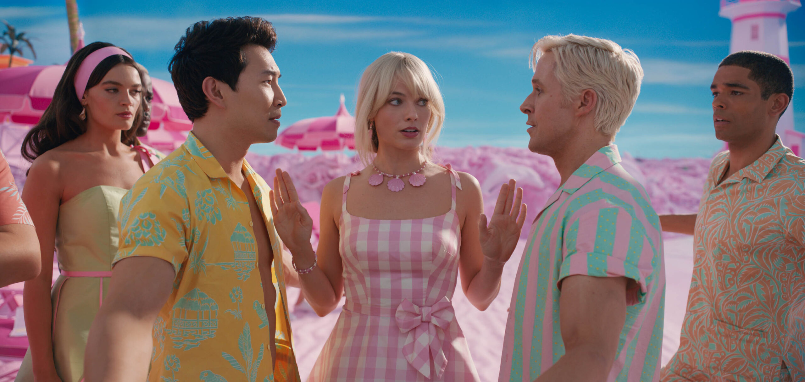 Emma Mackey come Barbie, Ncuti Gatwa come Ken, Simu Liu come Ken, Margot Robbie come Barbie, Ryan Gosling come Ken e Kingsley Ben-Adir come Ken in Barbie [credit: Copyright 2023 Warner Bros. Entertainment Inc. All Rights Reserved; courtesy Warner Bros. Pictures]