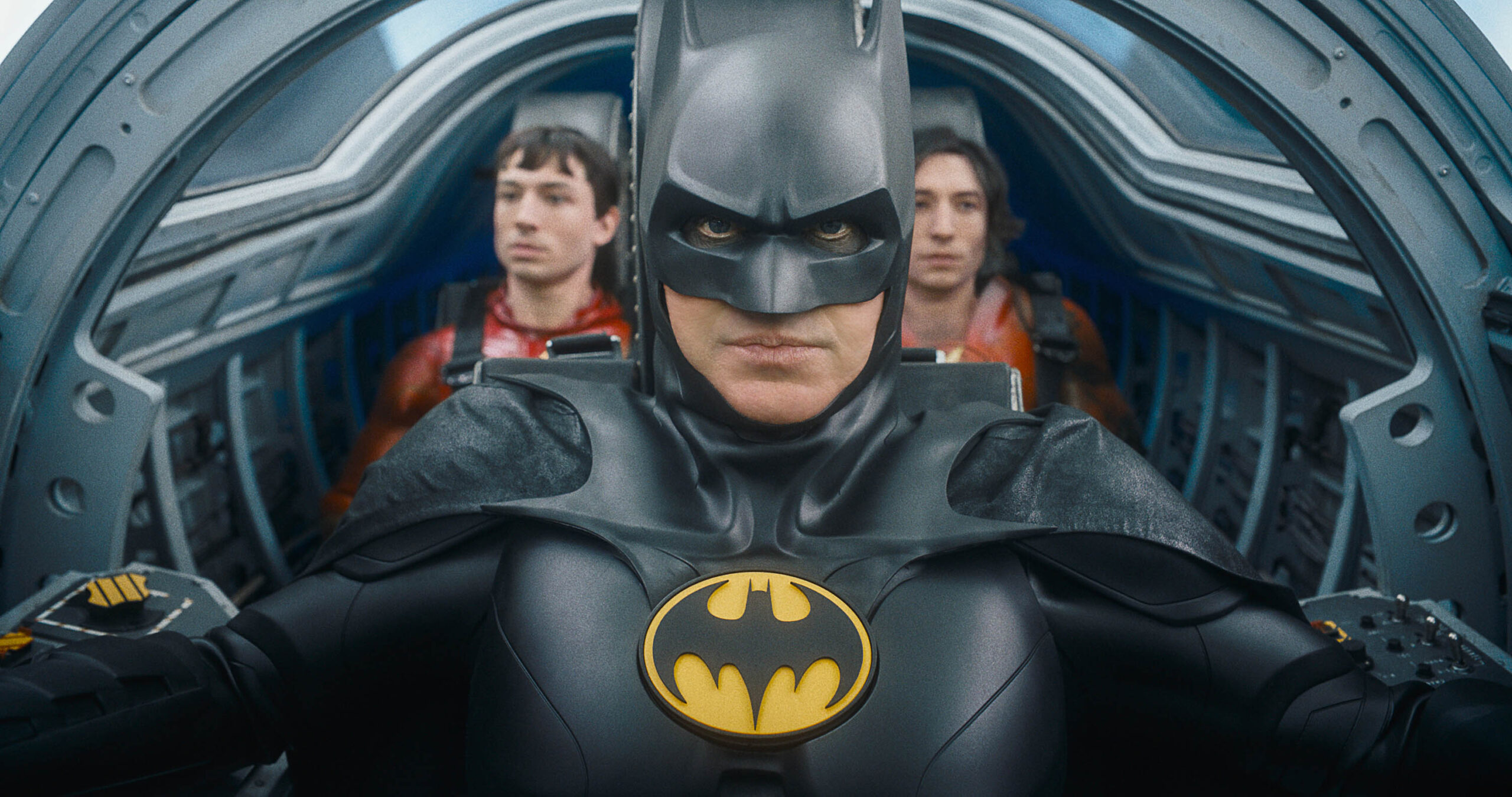 Ezra Miller come The Flash, Michael Keaton come Batman e Ezra Miller come The Flash in The Flash della Warner Bros. Pictures [credit: courtesy of Warner Bros. Pictures/DC Comics; Copyright 2023 Warner Bros. Ent. All Rights Reserved. / DC]