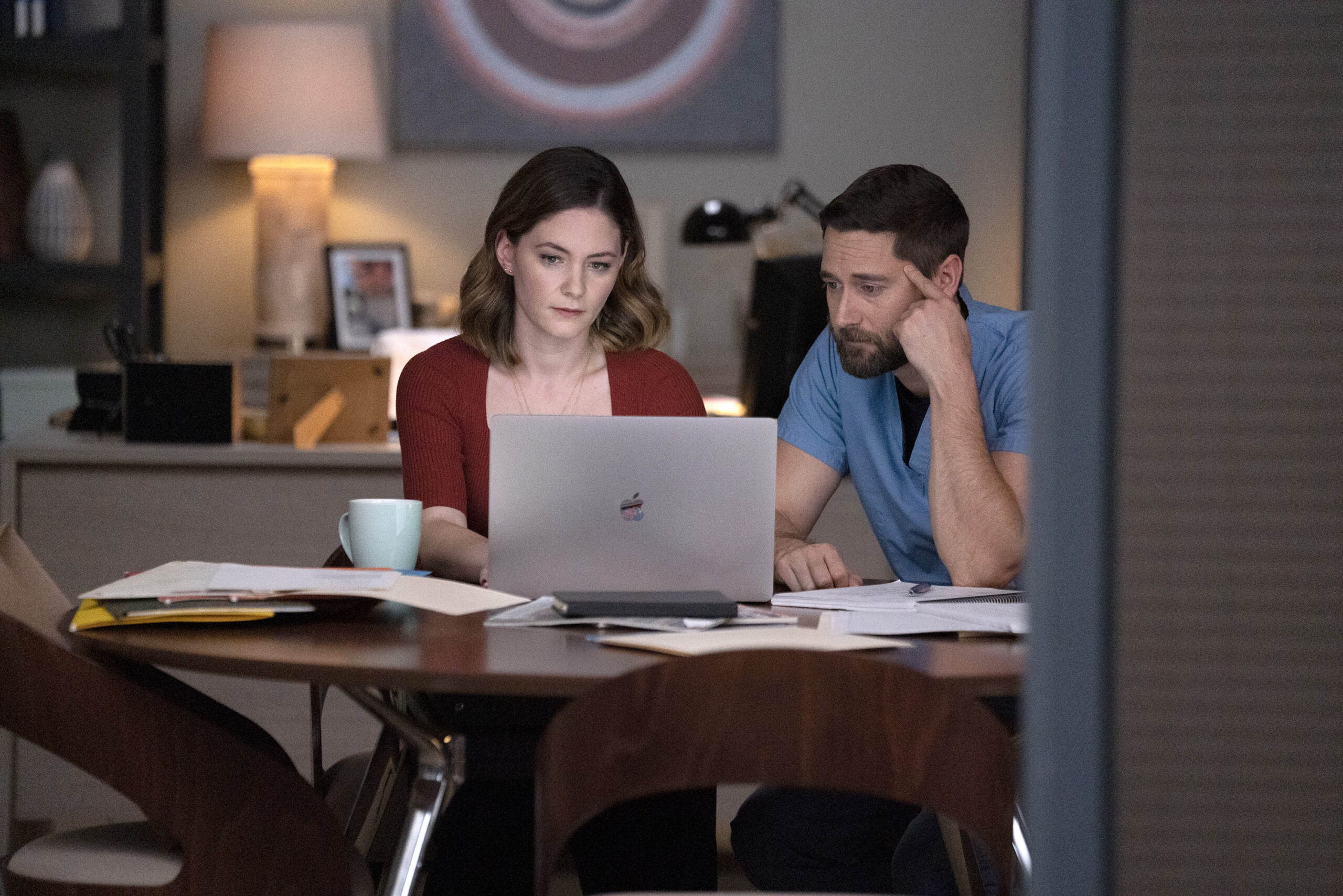 (S-D) Sandra Mae Frank come Dr. Elizabeth Wilder, Ryan Eggold come Dr. Max Goodwin in New Amsterdam 5x08 [tag: Sandra Mae Frank, Ryan Eggold] [credit: foto di Ralph Bavaro/NBC; Copyright 2022 NBCUniversal Media, LLC; courtesy of Mediaset]