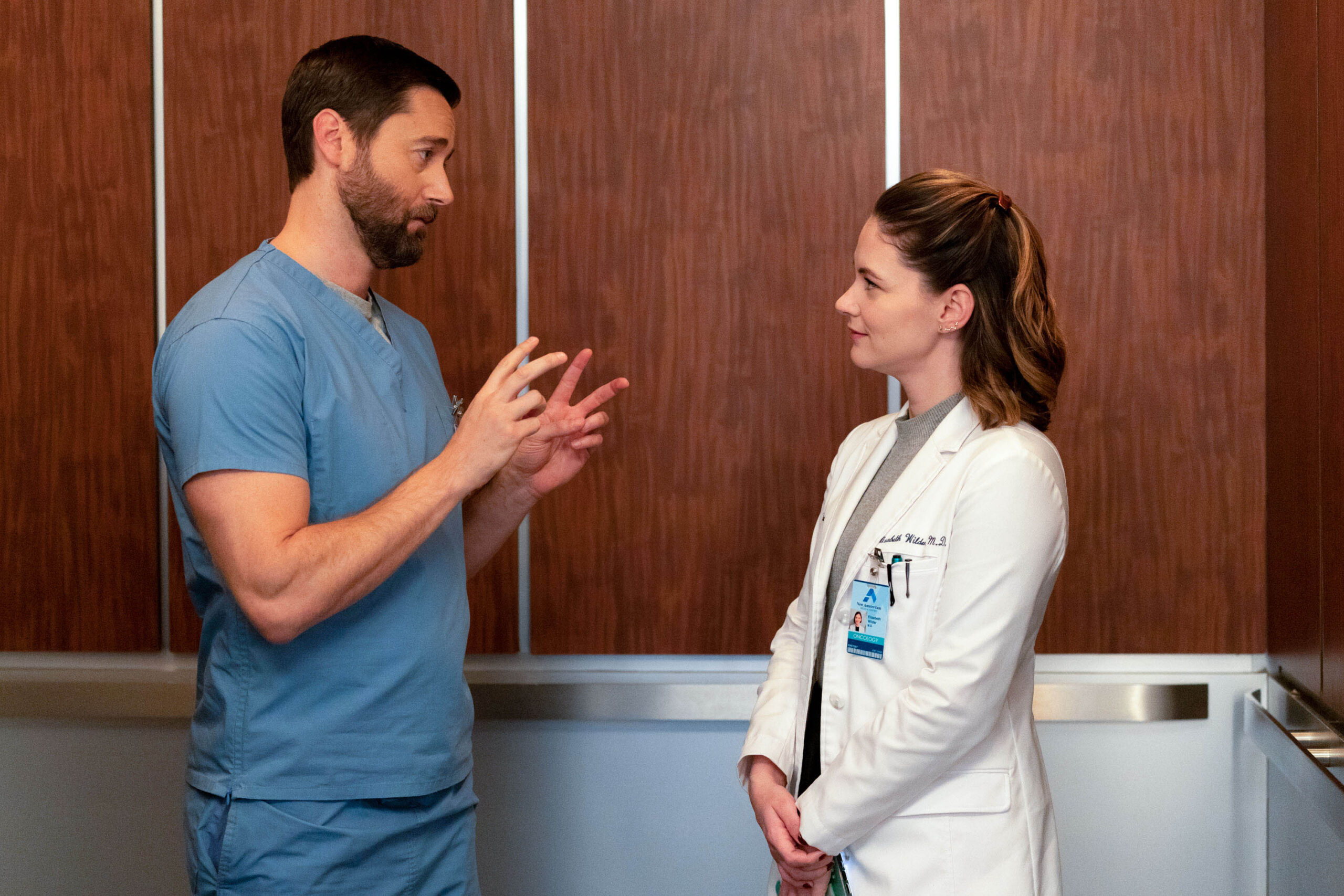 (S-D) Ryan Eggold come Dr. Max Goodwin, Sandra Mae Frank come Dr. Elizabeth Wilder in New Amsterdam 5x09 [tag: Ryan Eggold, Sandra Mae Frank] [credit: foto di Ralph Bavaro/NBC; Copyright 2022 NBCUniversal Media, LLC; courtesy of Mediaset]