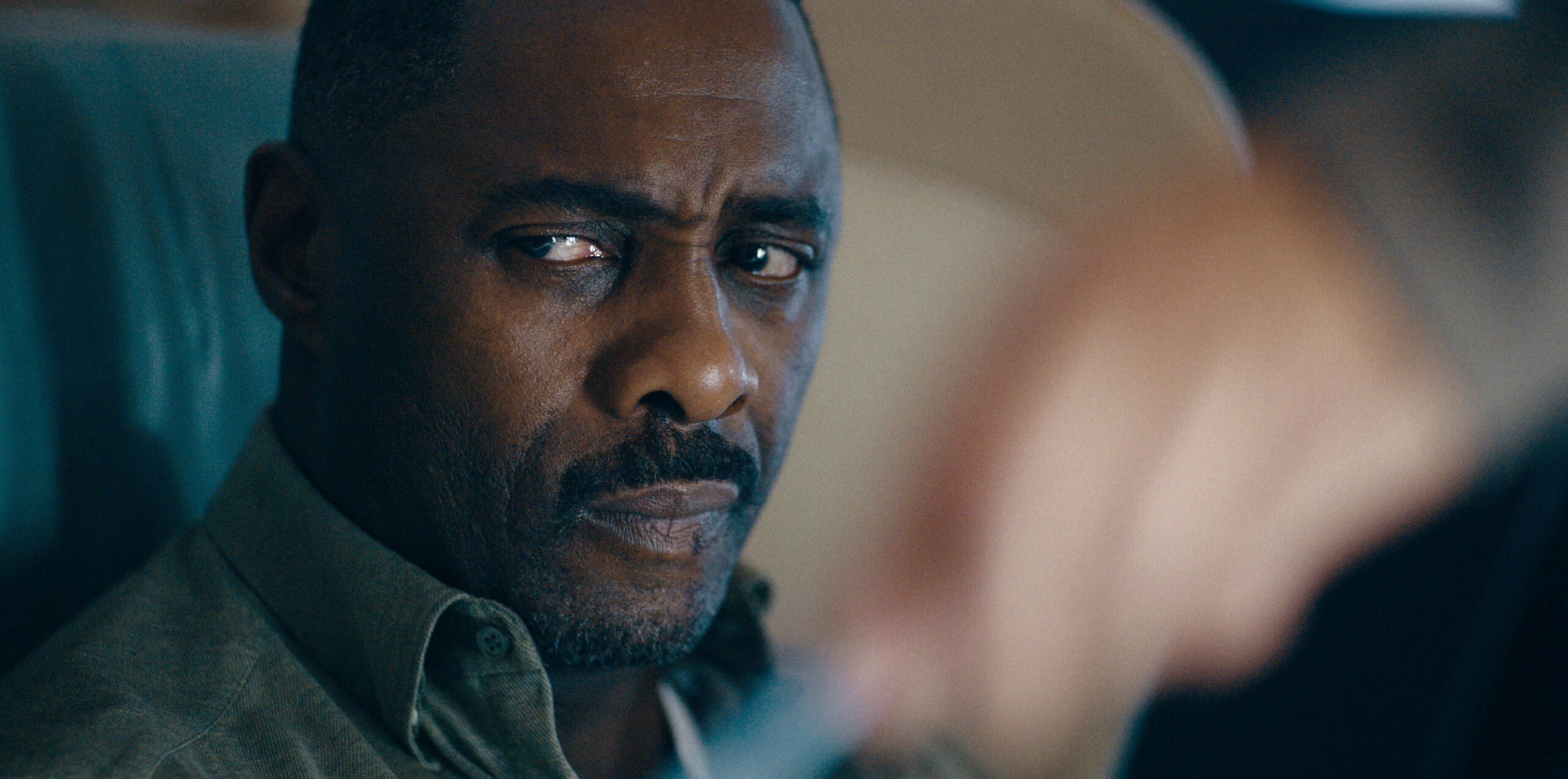 Idris Elba in Hijack 1x06 [tag: Idris Elba] [credit: courtesy of Apple]