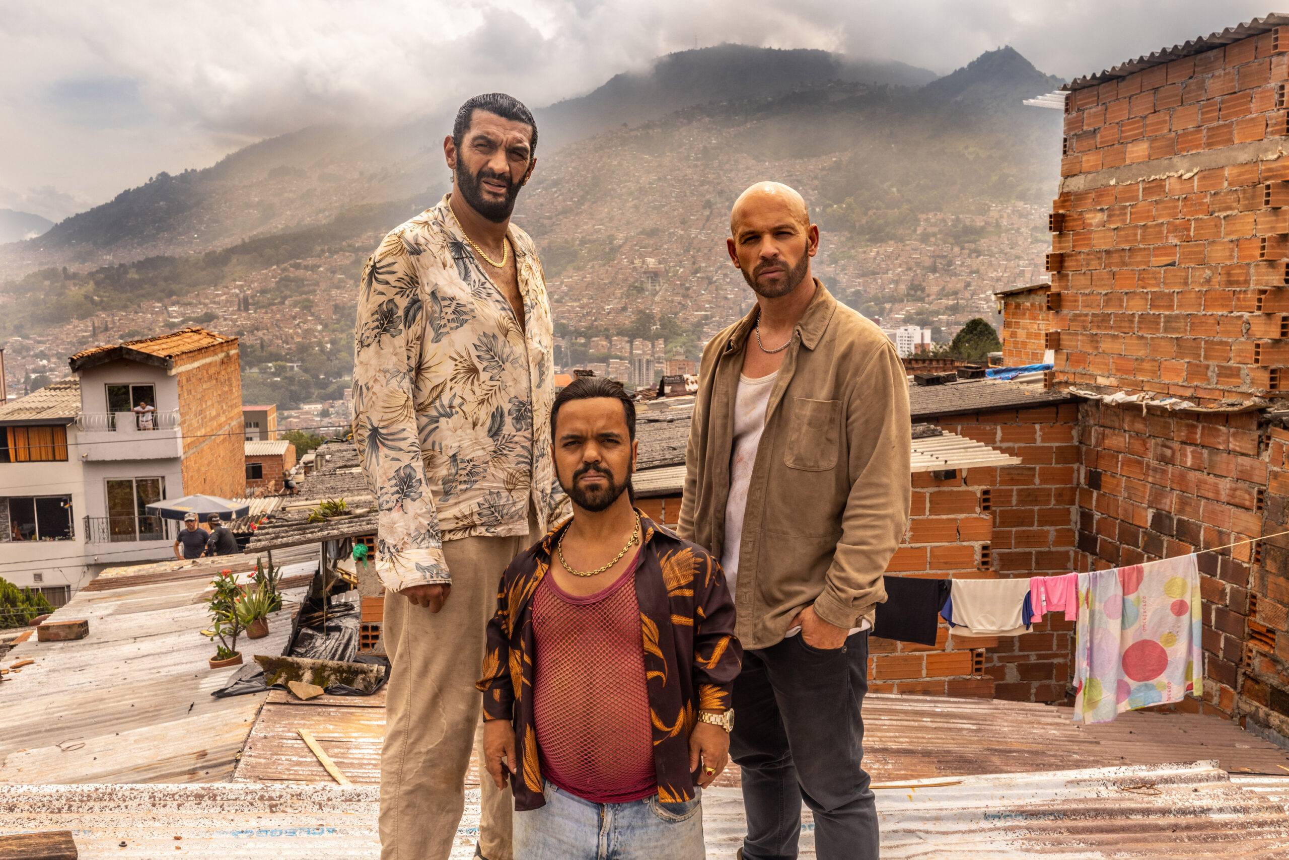 Ramzy Bedia, Anouar Toubali e Franck Gastambide in Medellín [tag: Ramzy Bedia, Anouar Toubali, Franck Gastambide] [credit: Mika Cotellon; courtesy of Prime Video]