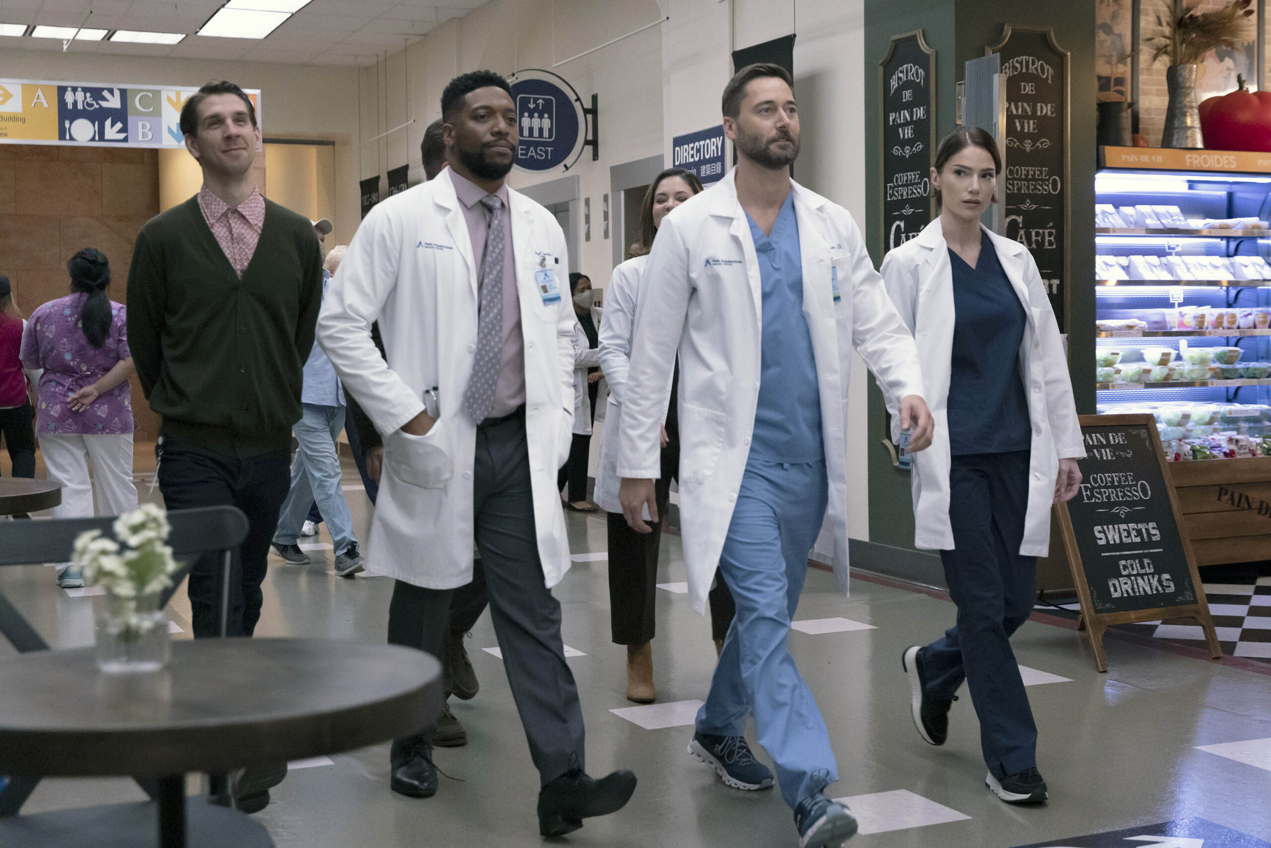 (S-D) Conner Marx come Ben Meyer, Jocko Sims come Dr. Floyd Reynolds, Ryan Eggold come Dr. Max Goodwin, Janet Montgomery come Dr. Lauren Bloom in New Amsterdam 5x01 [tag: Conner Marx, Jocko Sims, Ryan Eggold, Janet Montgomery] [credit: foto di Eric Liebowitz/NBC; Copyright 2022 NBCUniversal Media, LLC; courtesy of Mediaset]