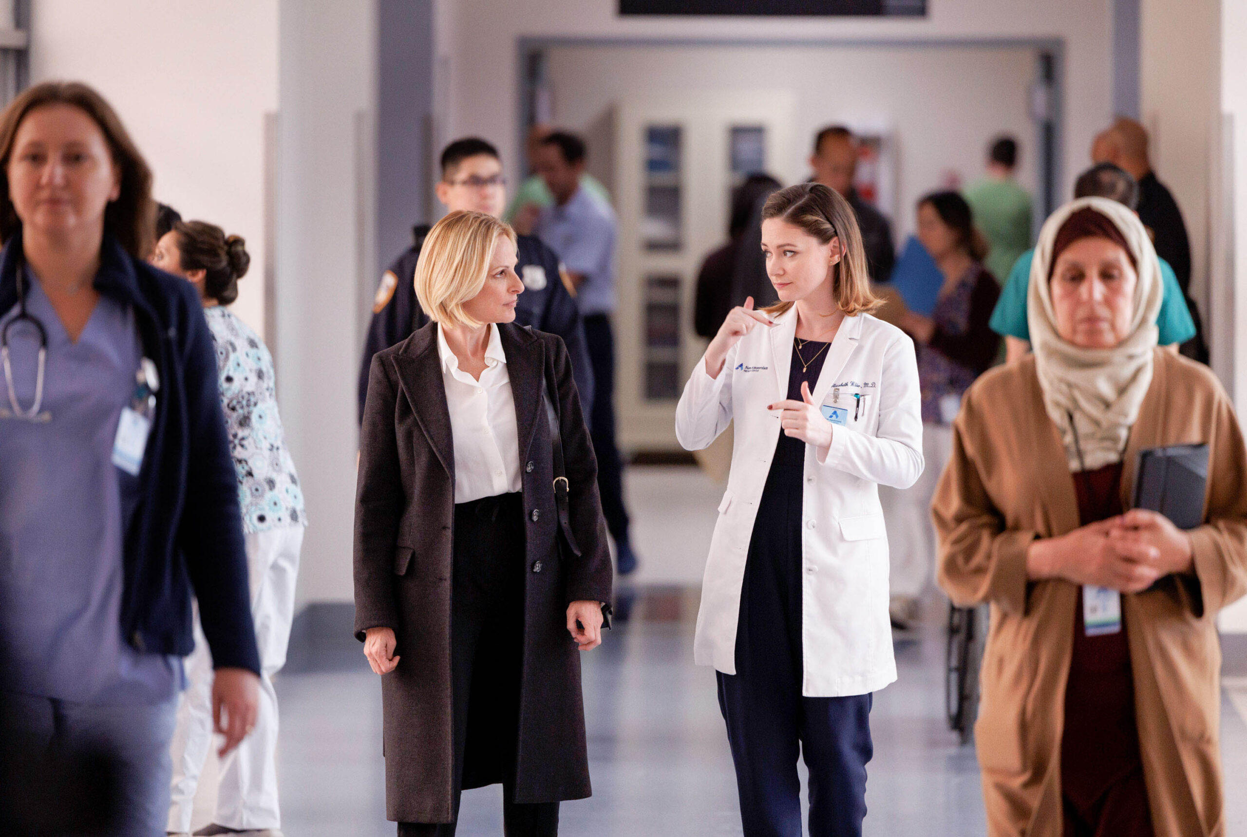 (S-D) Marlee Matlin come Dr. Bev Clemons, Sandra Mae Frank come Dr. Elizabeth Wilder in New Amsterdam 5x10 [tag: Marlee Matlin, Sandra Mae Frank] [credit: foto di Peter Kramer/NBC; Copyright 2022 NBCUniversal Media, LLC; courtesy of Mediaset]