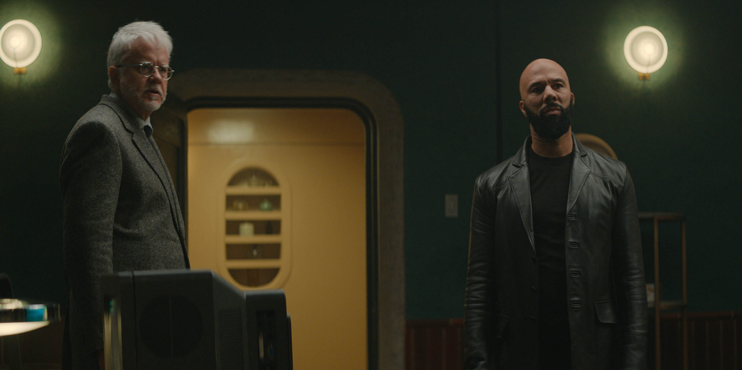 Tim Robbins e Common in Silo 1x04 [tag: Tim Robbins, Common] [credit: courtesy of Apple]