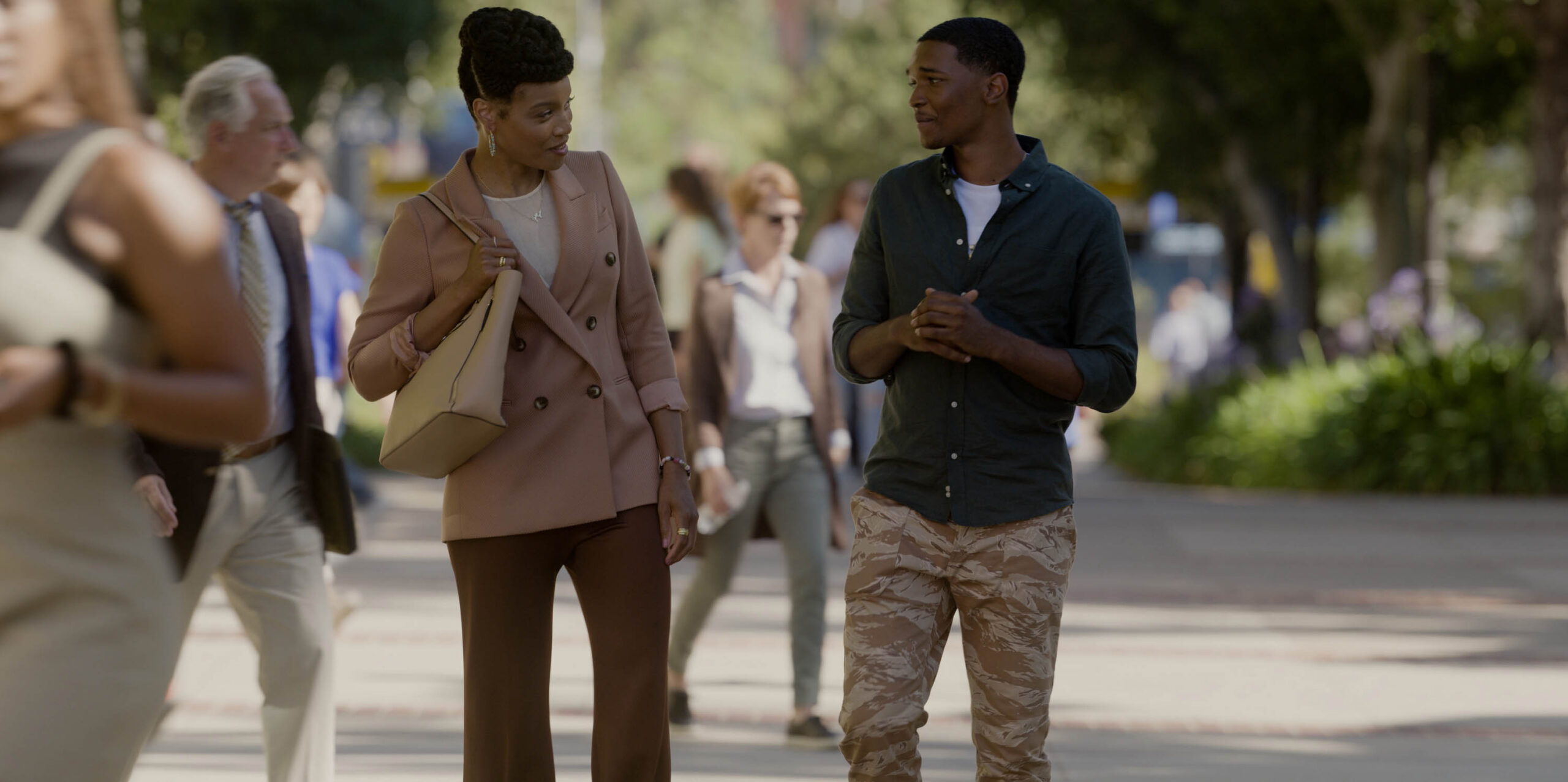 Shinelle Azoroh e Isaiah Hill in Swagger 2x01 [tag: Shinelle Azoroh] [credit: courtesy of Apple]