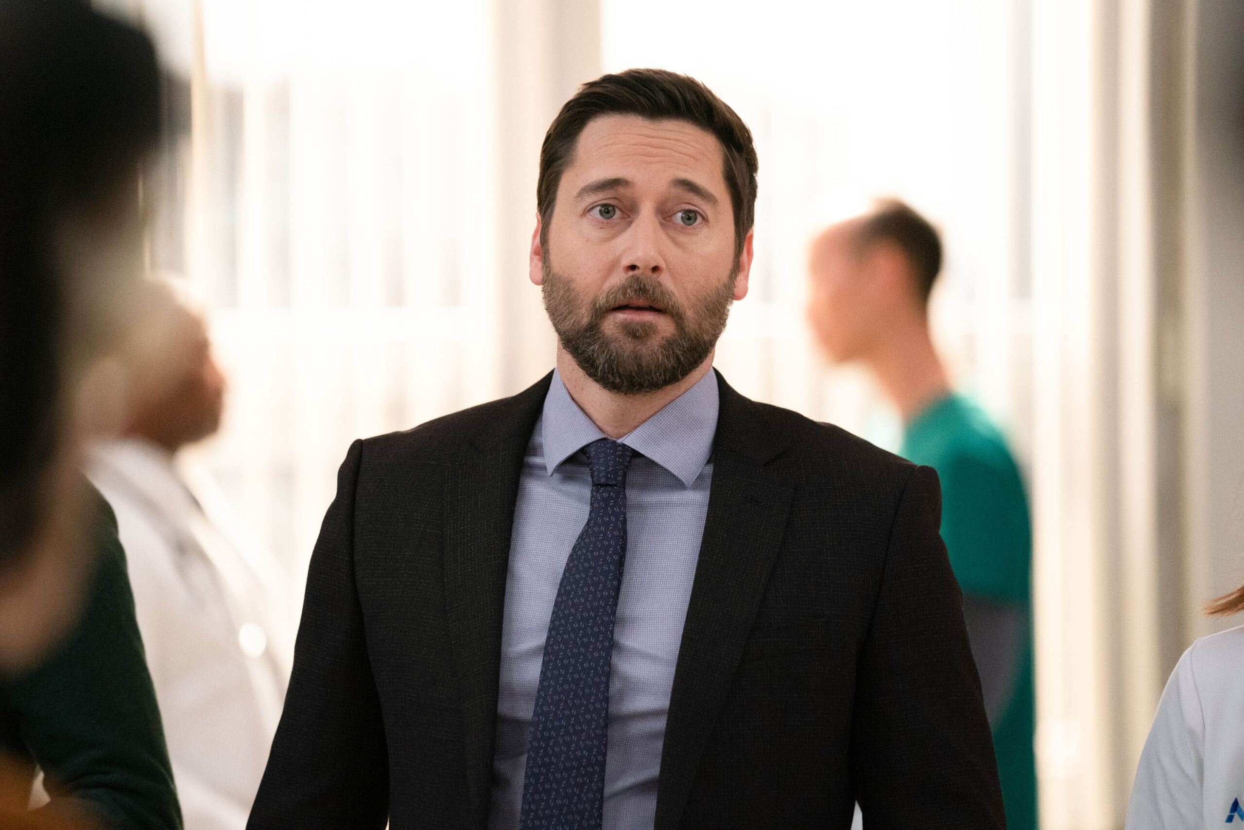 Ryan Eggold come Dr. Max Goodwin in New Amsterdam 5x12 [tag: Ryan Eggold] [credit: foto di Ralph Bavaro/NBC; Copyright 2022 NBCUniversal Media, LLC; courtesy of Mediaset]