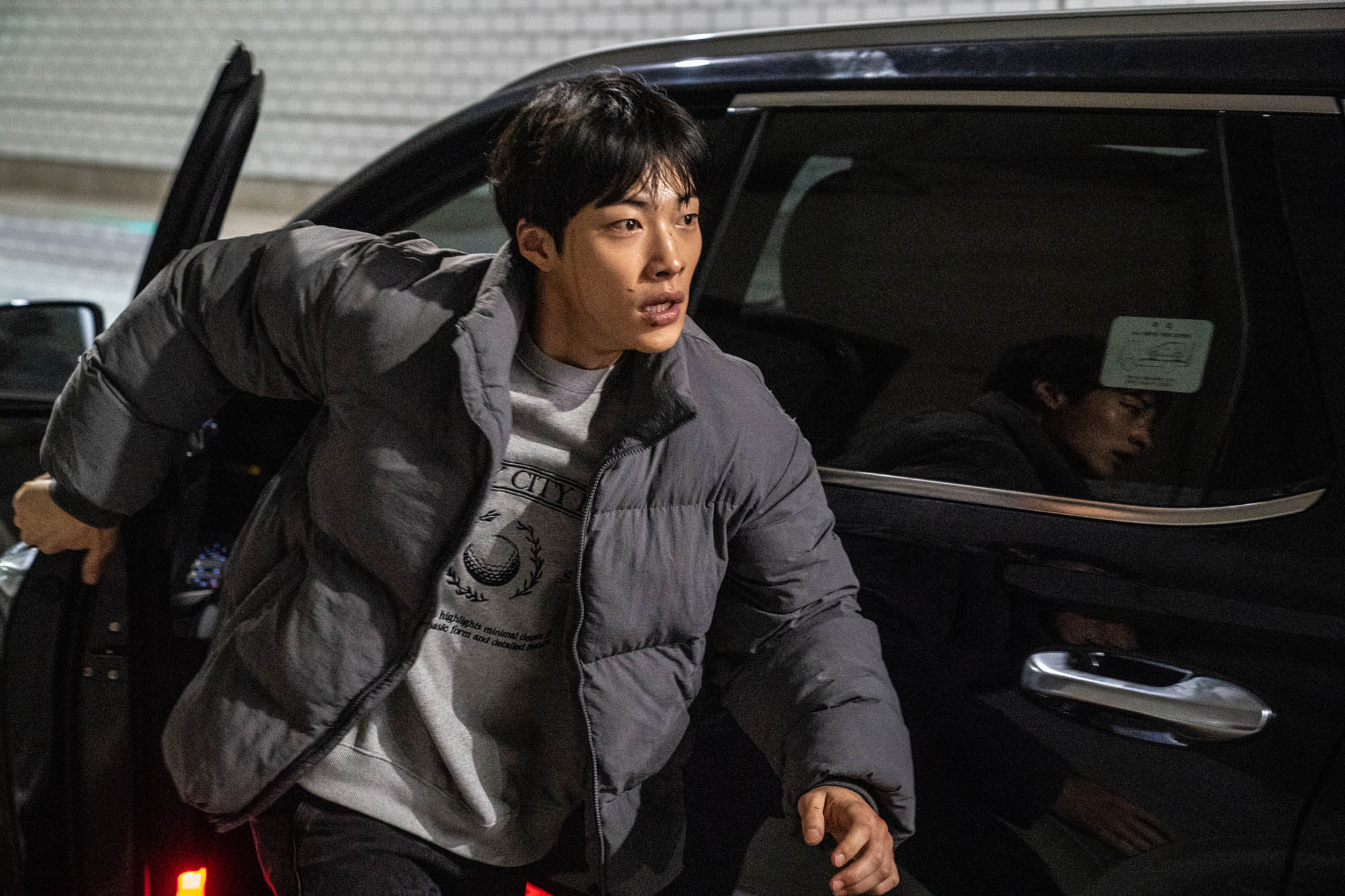 Woo Do-Hwan come Kim Gun-woo in Bloodhounds 1x05 [tag: Woo Do-Hwan] [credit: Soyun Jeon, Seowoo Jung/Netflix; Copyright 2023 Netflix Inc, courtesy of Netflix]