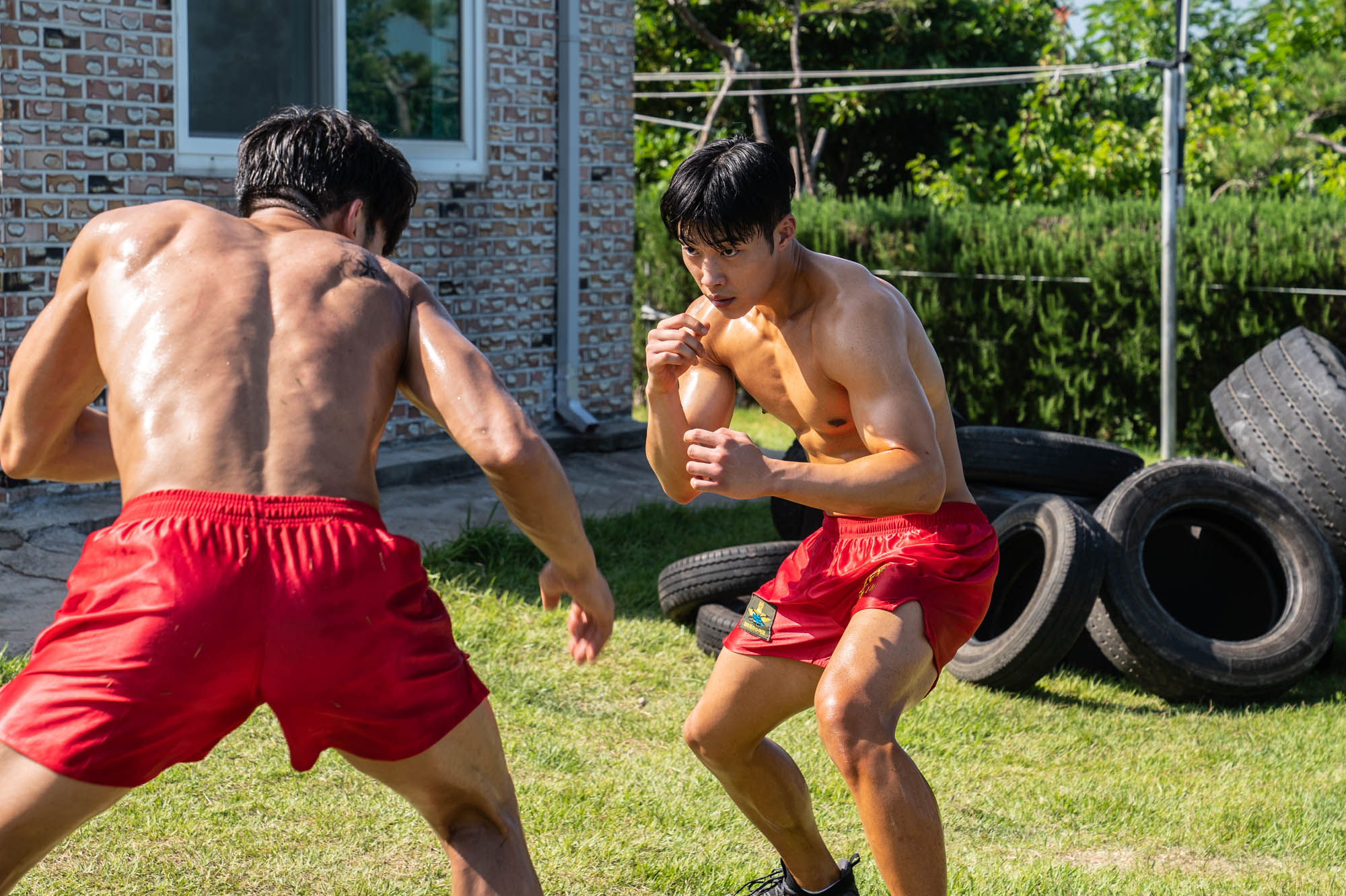 (S-D) Lee Sang-Yi come Hong Woo-jin, Woo Do-Hwan come Kim Gun-woo in Bloodhounds 1x07 [tag: Lee Sang-Yi, Woo Do-Hwan] [credit: Soyun Jeon, Seowoo Jung/Netflix; Copyright 2023 Netflix Inc, courtesy of Netflix]