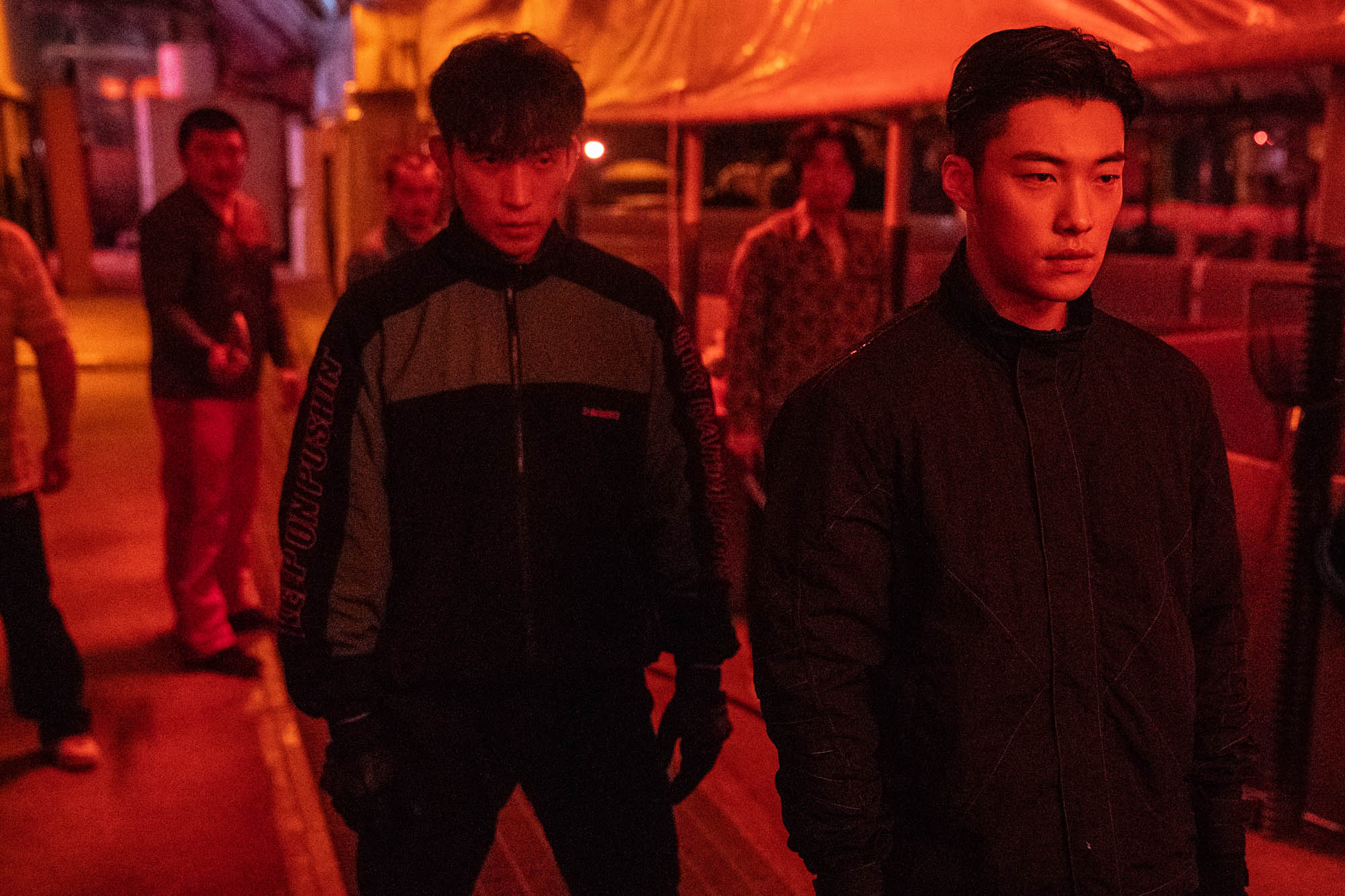 (S-D) Lee Sang-Yi come Hong Woo-jin, Woo Do-Hwan come Kim Gun-woo in Bloodhounds 1x08 [tag: Lee Sang-Yi, Woo Do-Hwan] [credit: Soyun Jeon, Seowoo Jung/Netflix; Copyright 2023 Netflix Inc, courtesy of Netflix]