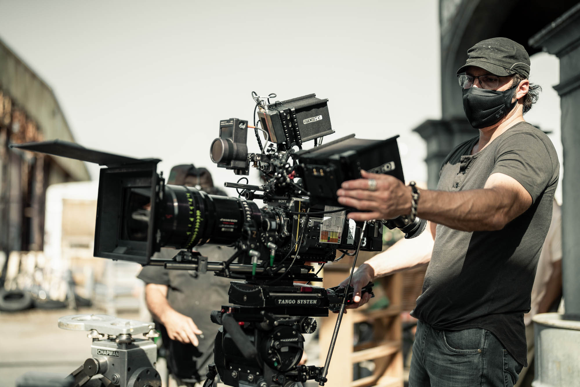 Il regista Robert Rodriguez sul set del film Hypnotic [credit: Copyright 2023 Hypnotic Film Holdings LLC; courtesy of Leone Film Group/01 Distribution]