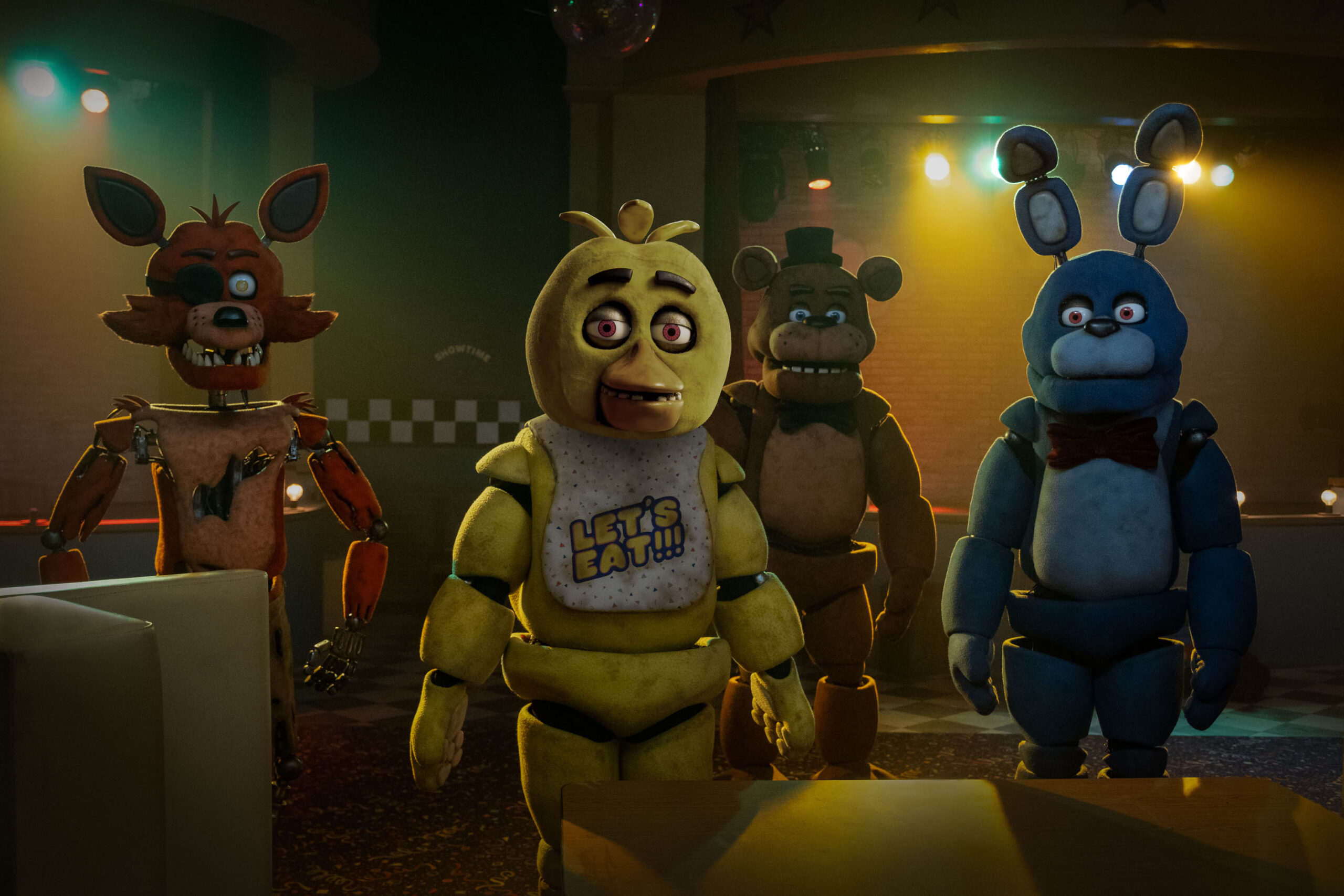 (S-D) Foxy, Chica, Freddy Fazbear e Bonnie in Five Nights at Freddy's [credit: Patti Perret/Universal Pictures; Copyright 2023 Universal Studios. All Rights Reserved]